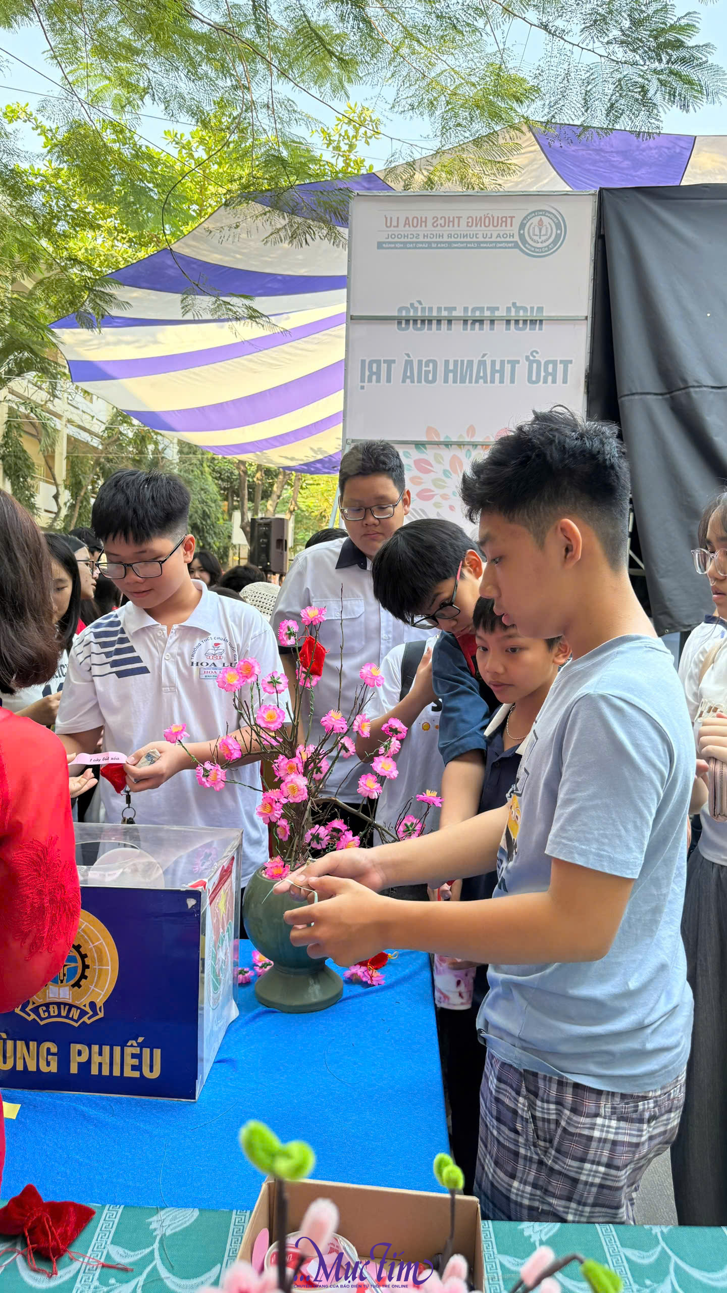 Học sinh cosplay 'khách quốc tế' dạo chơi hội xuân Trường THCS Hoa Lư- Ảnh 10.