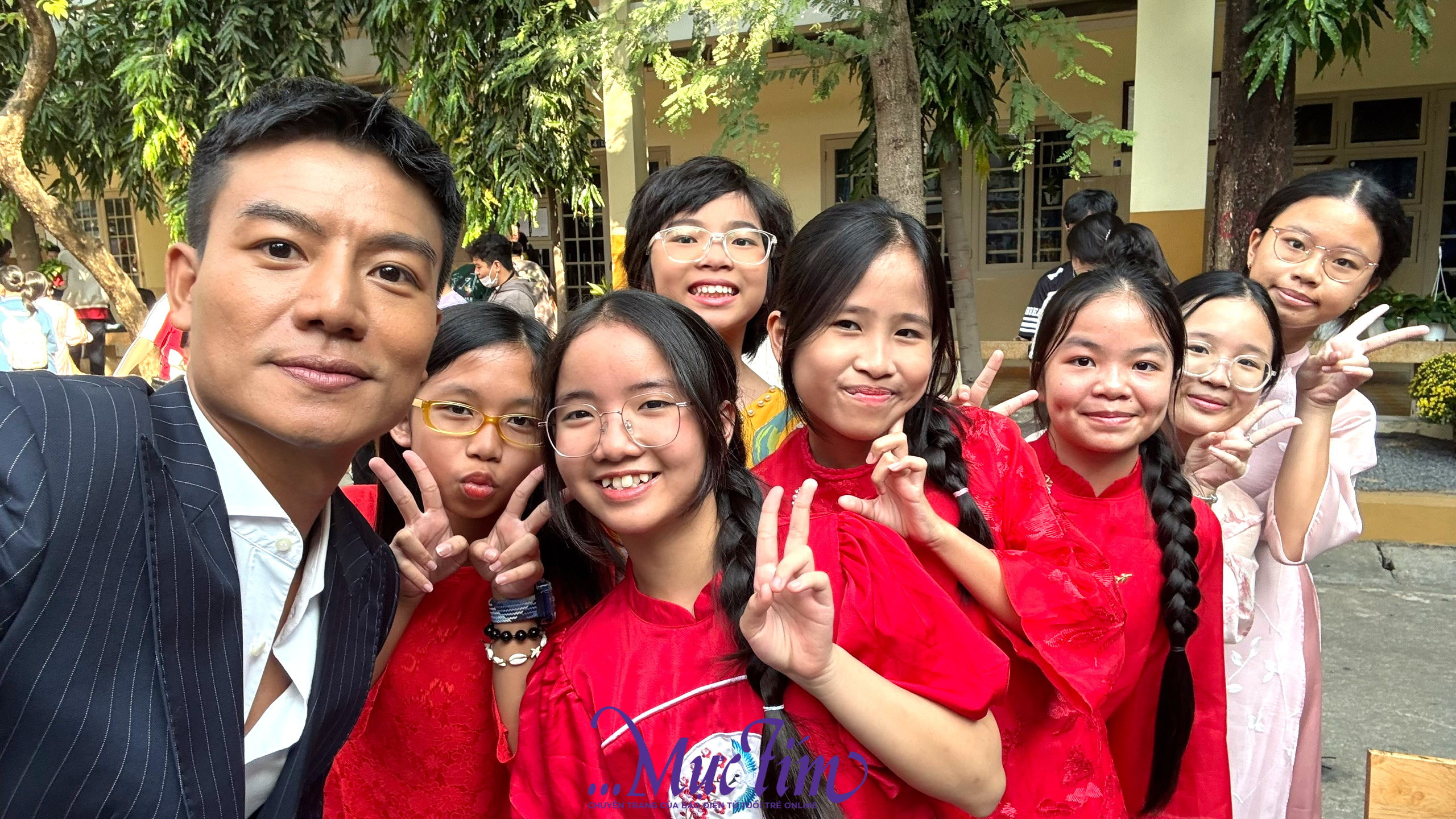 Học sinh cosplay 'khách quốc tế' dạo chơi hội xuân Trường THCS Hoa Lư- Ảnh 2.