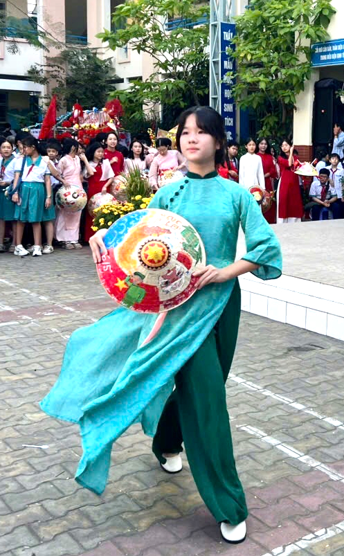 Học trò Trường THCS Tăng Nhơn Phú B thể hiện dấu ấn riêng qua nón lá- Ảnh 3.