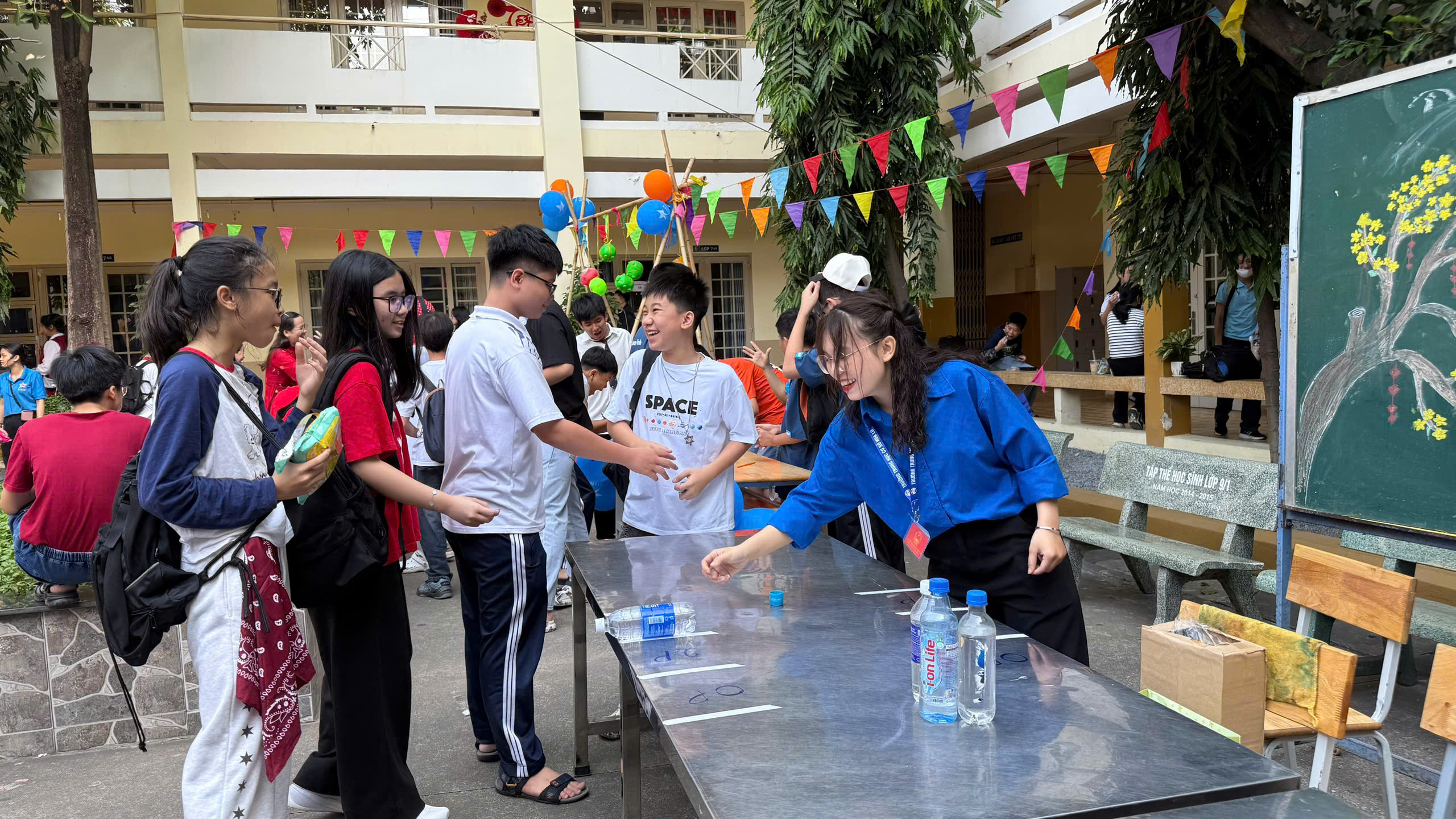 Học sinh cosplay 'khách quốc tế' dạo chơi hội xuân Trường THCS Hoa Lư- Ảnh 11.