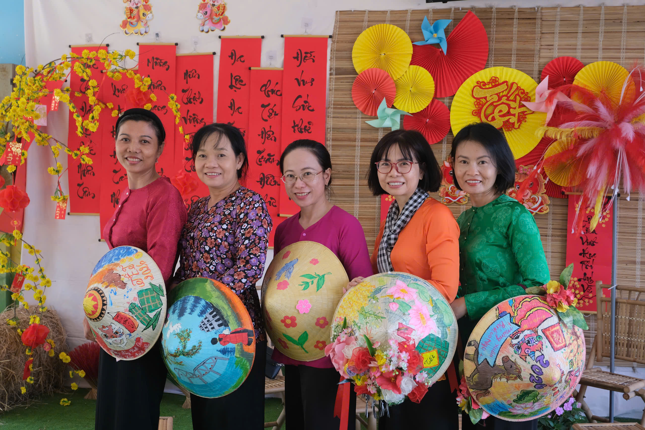 Học trò Trường THCS Tăng Nhơn Phú B thể hiện dấu ấn riêng qua nón lá- Ảnh 9.