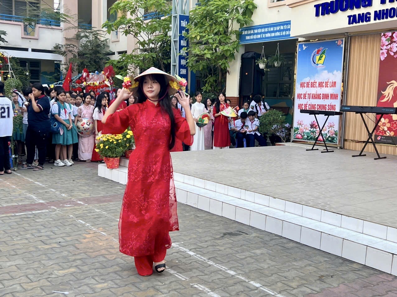 Học trò Trường THCS Tăng Nhơn Phú B thể hiện dấu ấn riêng qua nón lá- Ảnh 2.