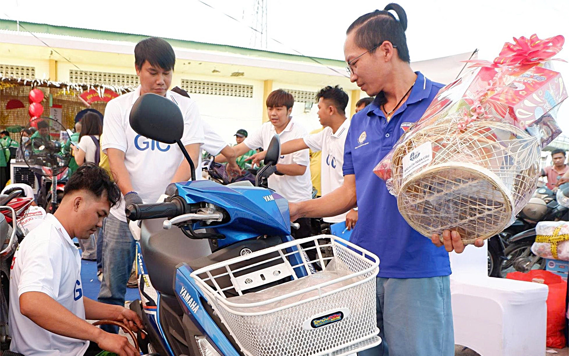 TP.HCM: Hỗ trợ công nhân xa quê kiểm tra xe, tặng quà Tết trước hành trình về nhà