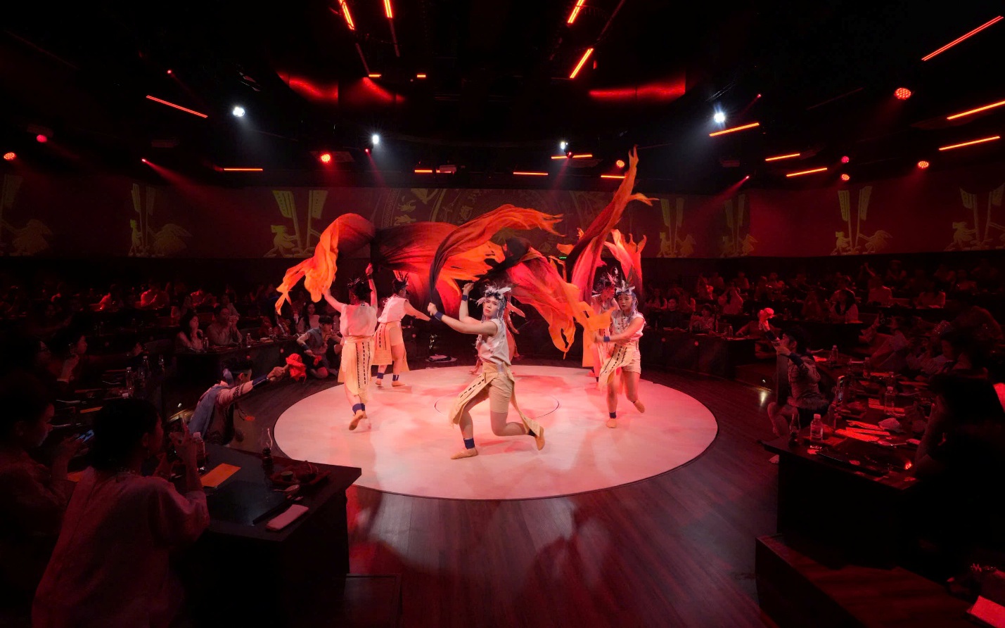 VietCharm Show: Sân khấu xoay 360 độ đưa di sản Việt vào trải nghiệm đa giác quan tại Dinh Độc Lập