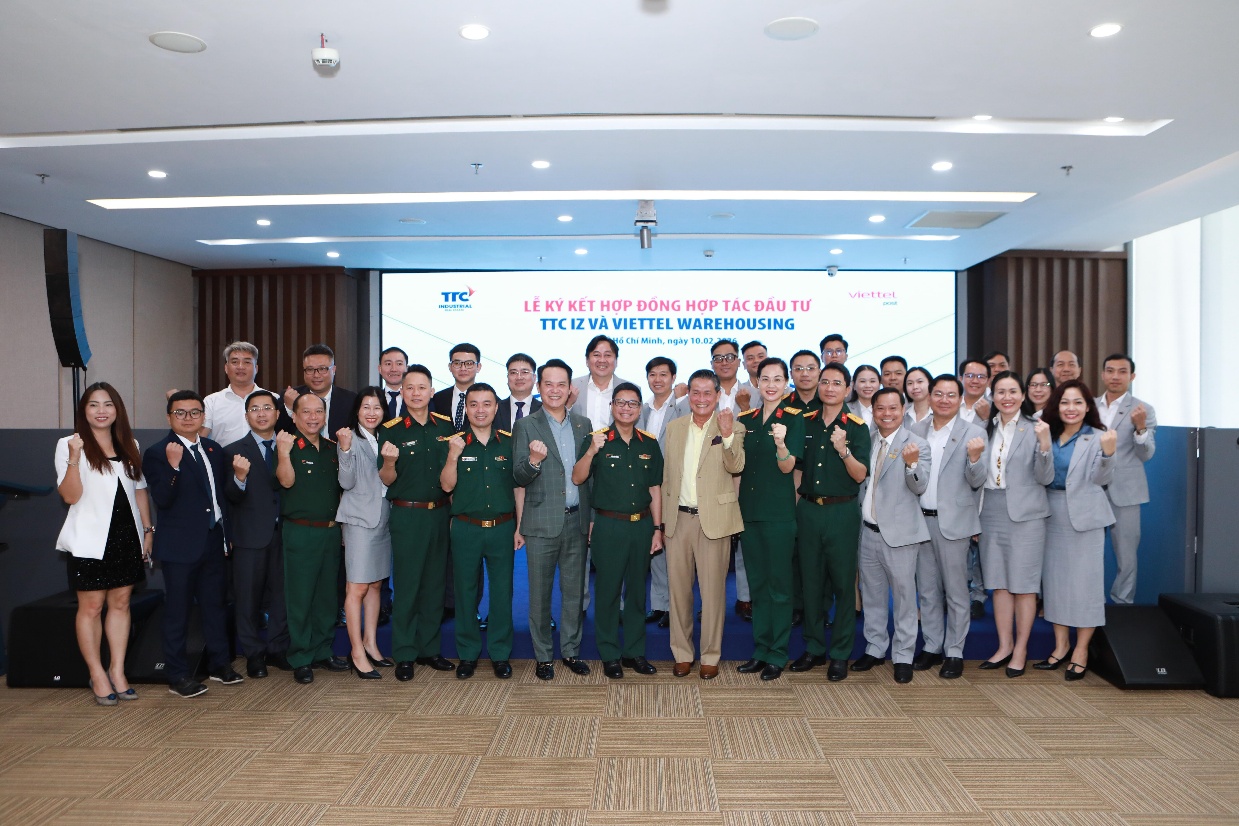 TTC IZ ký kết hợp đồng hợp tác đầu tư với Viettel Warehousing - Ảnh 1.
