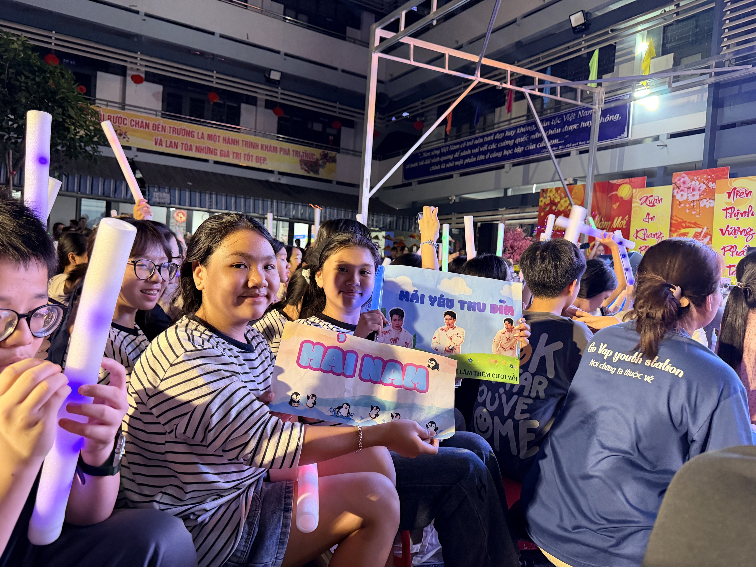 Dàn anh trai, em xinh hội tụ tại hội xuân Trường THCS Gò Vấp- Ảnh 1.