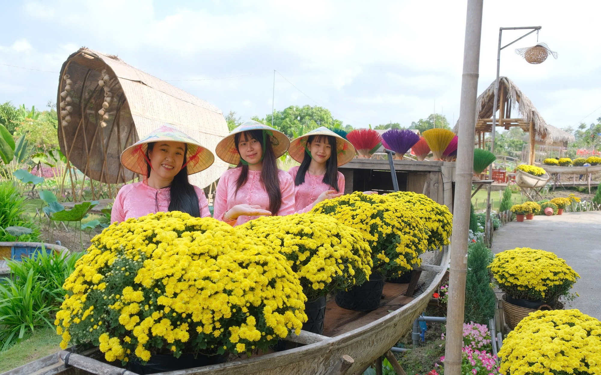 Du lịch Đồng Tháp rộn ràng ngày giáp Tết, du khách nườm nượp chụp ảnh và mua sắm