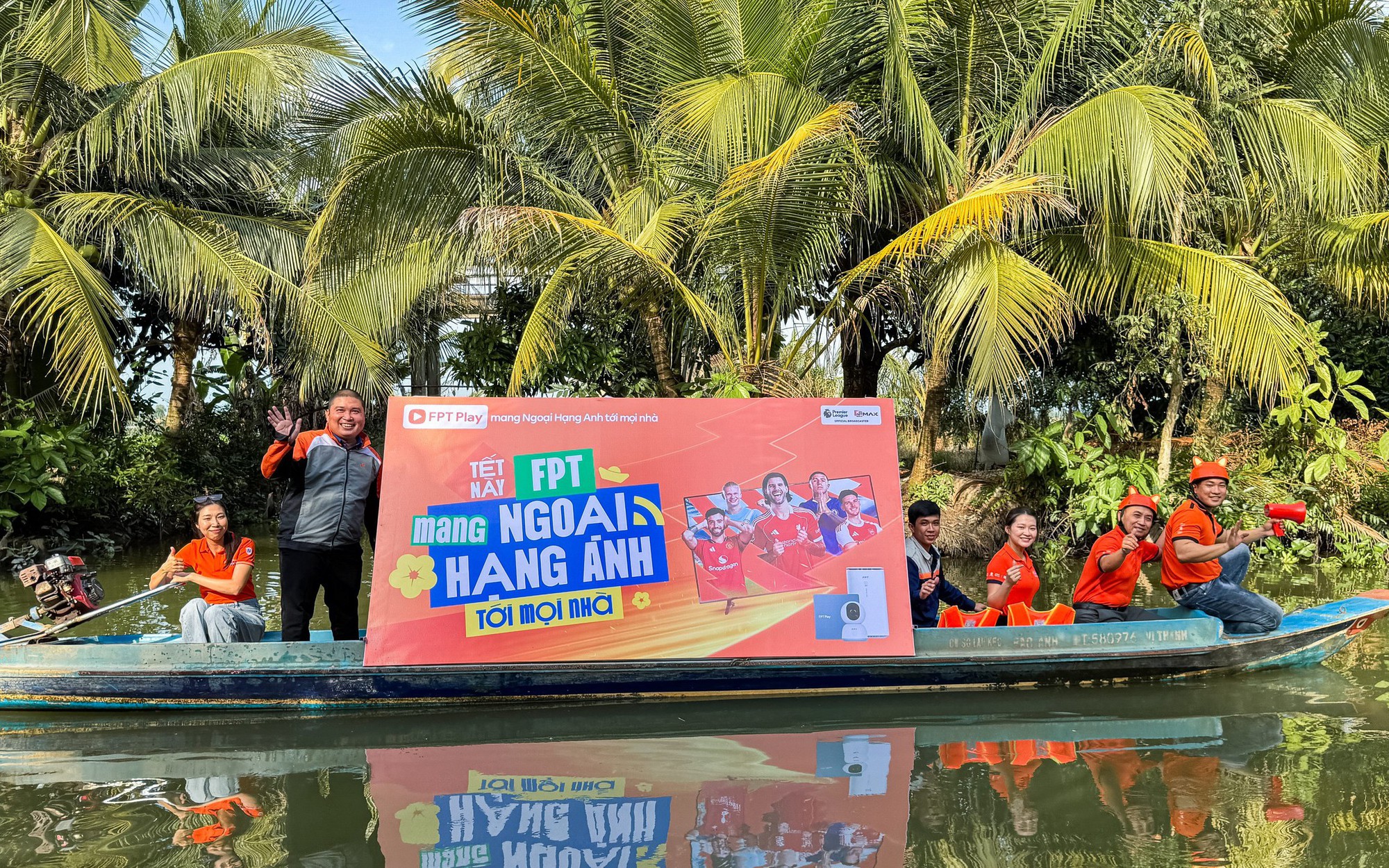 FPT Mang Ngoại Hạng Anh Đến Miền Sông Nước, Gia Đình Việt Quây Quần Đón Tết