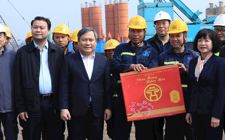 Chủ tịch Hà Nội thăm hỏi, chỉ đạo công tác thoát nước và dự án cầu Tứ Liên