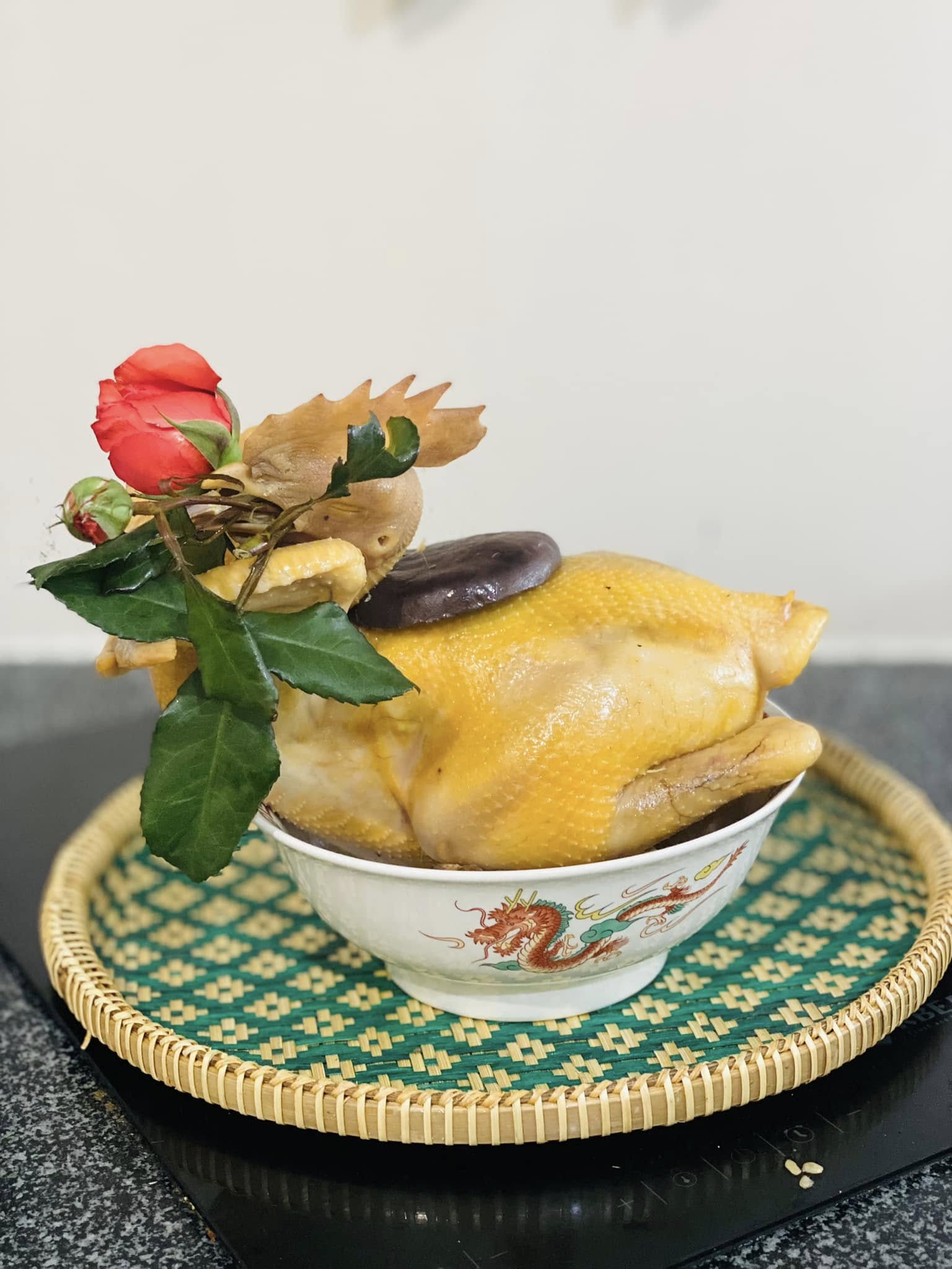  Vì sao chọn gà trống luộc ngậm hoa hồng trong lễ cúng giao thừa?  - Ảnh 7.