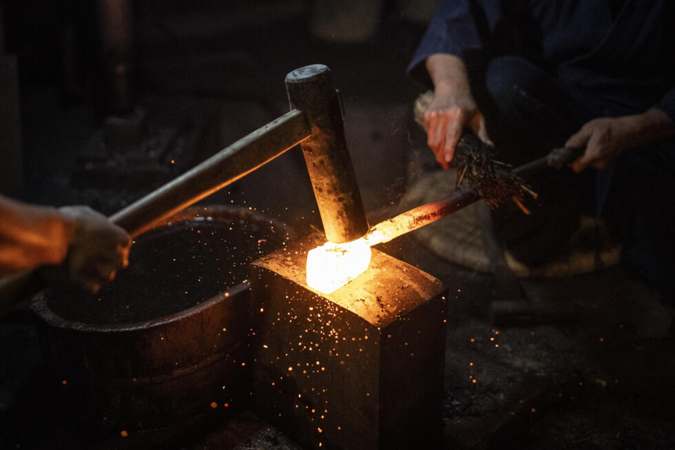 'Artists of steel': Japanese swords forge new fanbase - Ảnh 3.