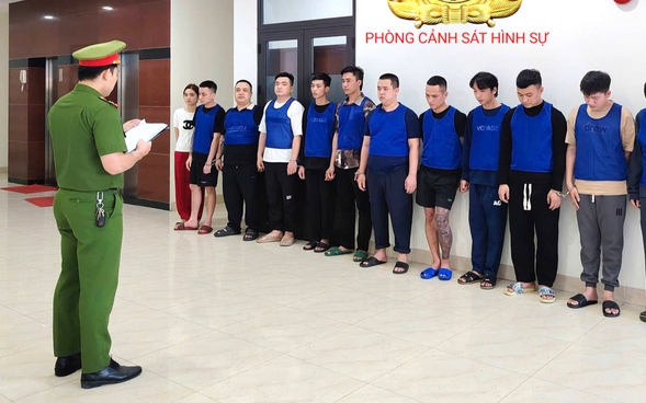 Elderly Vietnamese woman narrowly escapes $800,000 ‘international gift’ scam- Ảnh 1.