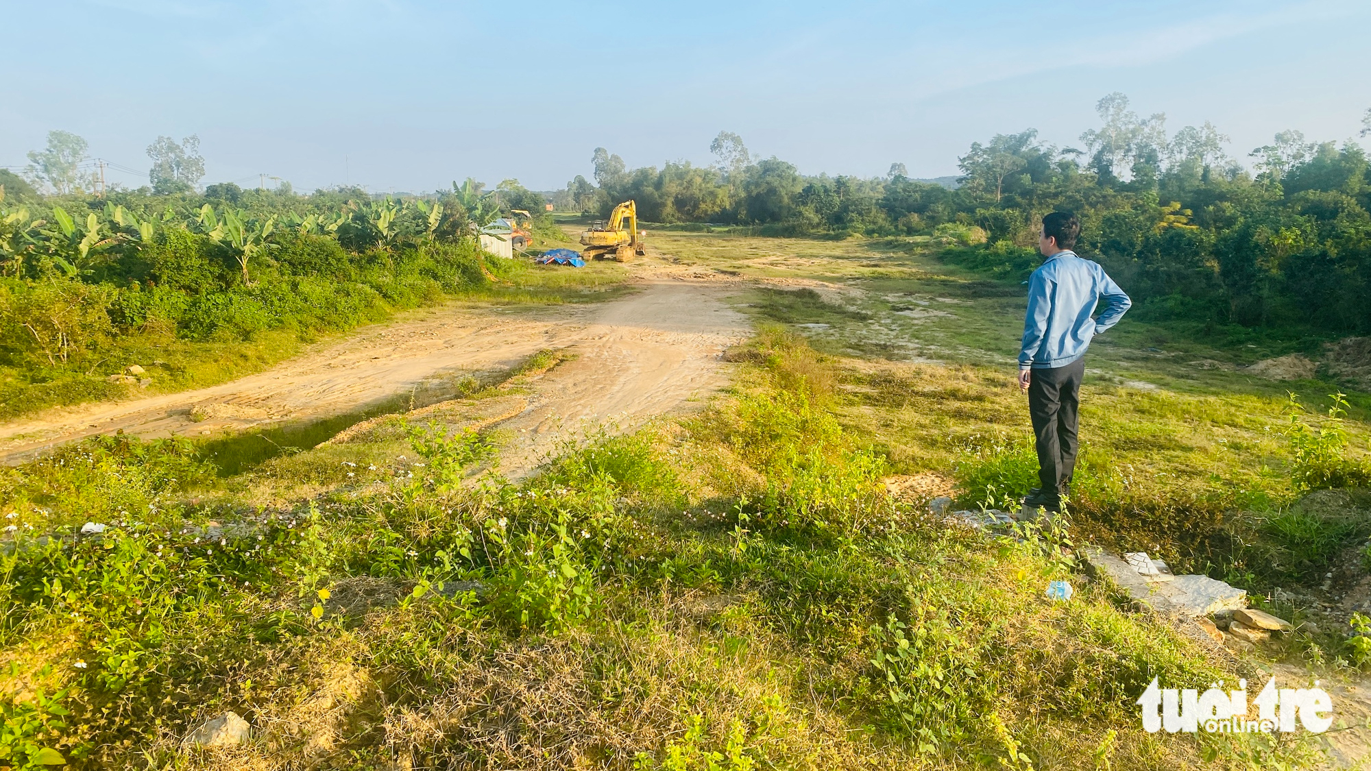 Cầu Quảng Đà làm xong gần 1 năm vẫn chờ đường dẫn: Nhà thầu thi công cầm chừng, dự án hết hạn - Ảnh 1.