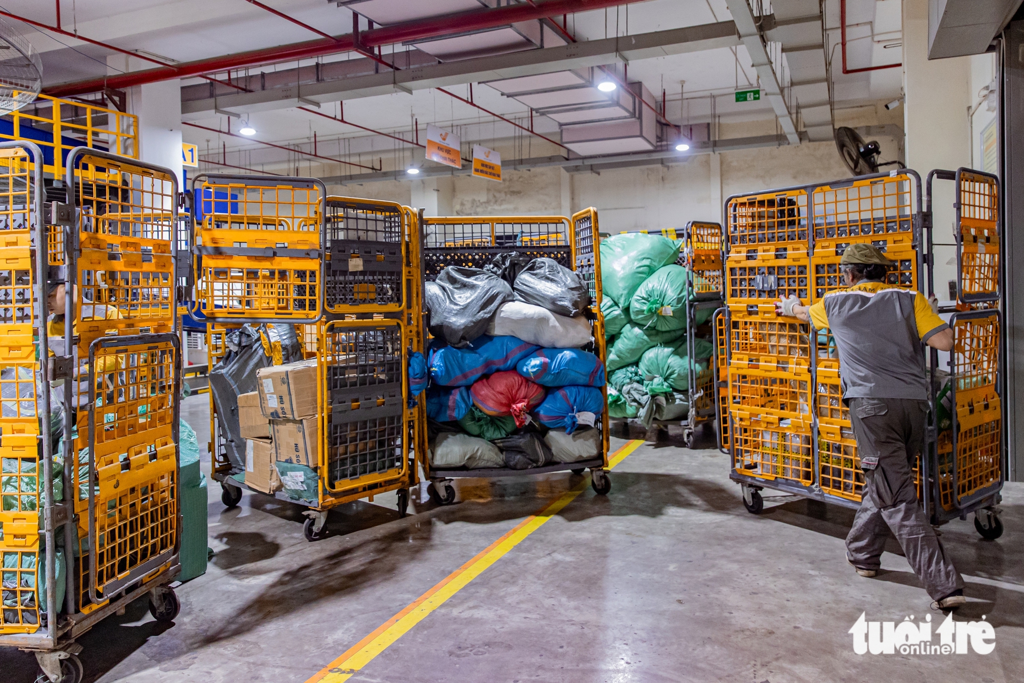 Nhân viên bưu cục 'trắng đêm' phân loại hàng hóa dịp mua sắm cuối năm - Ảnh 1.