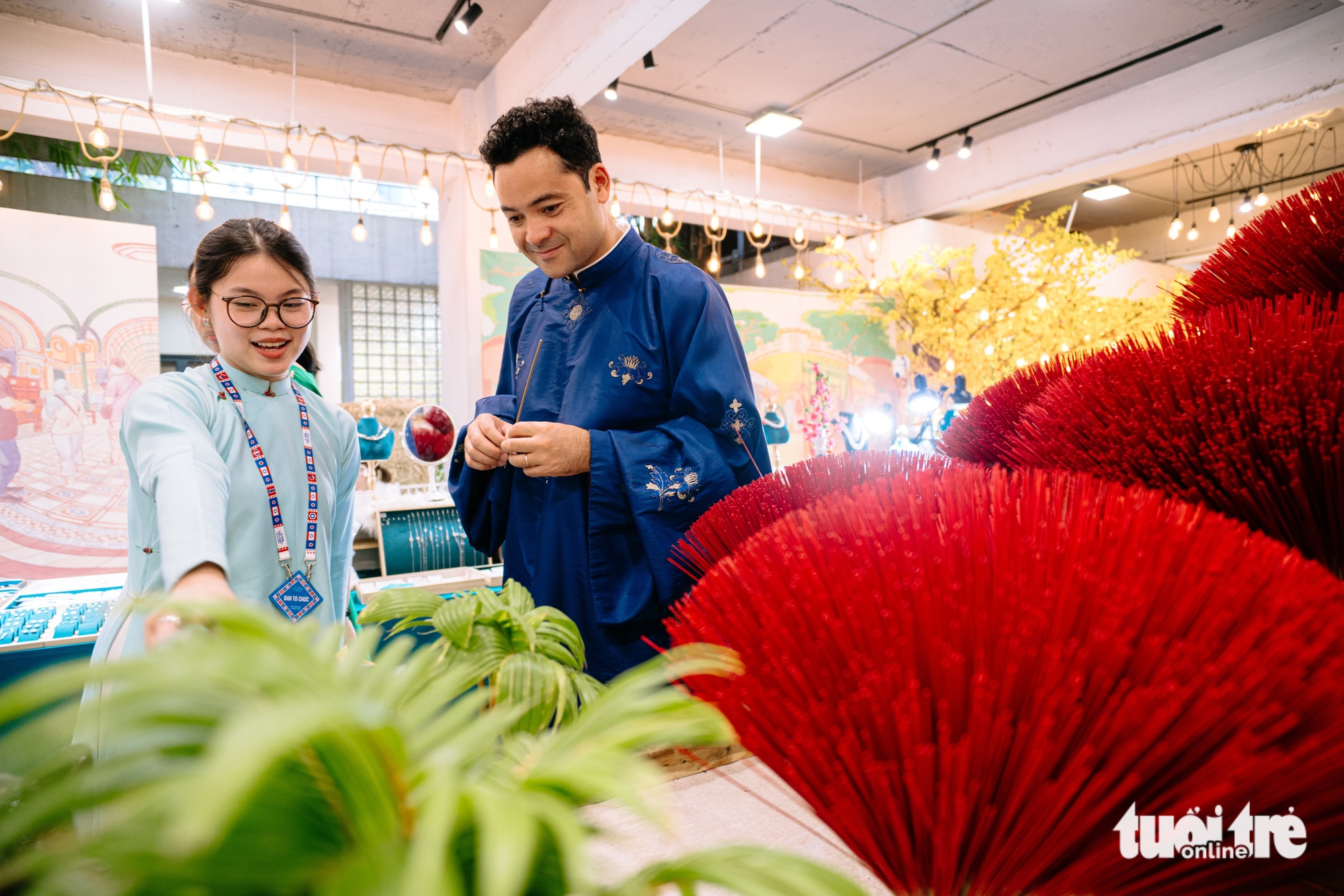 Tết Việt đầu tiên 'chạm' vào cảm xúc của Tổng lãnh sự Pháp tại TP.HCM - Ảnh 2.