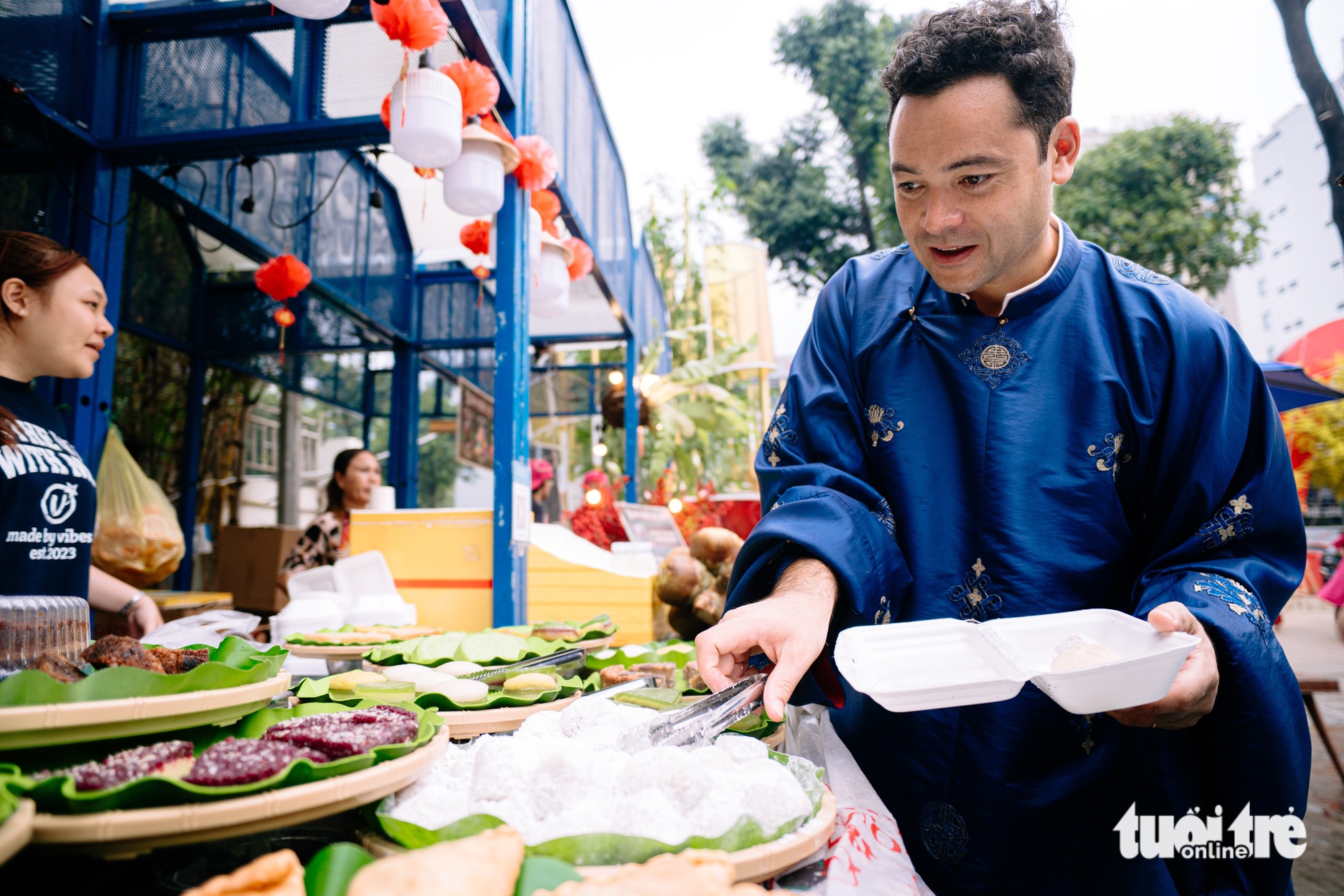 Tết Việt đầu tiên 'chạm' vào cảm xúc của Tổng lãnh sự Pháp tại TP.HCM - Ảnh 7.