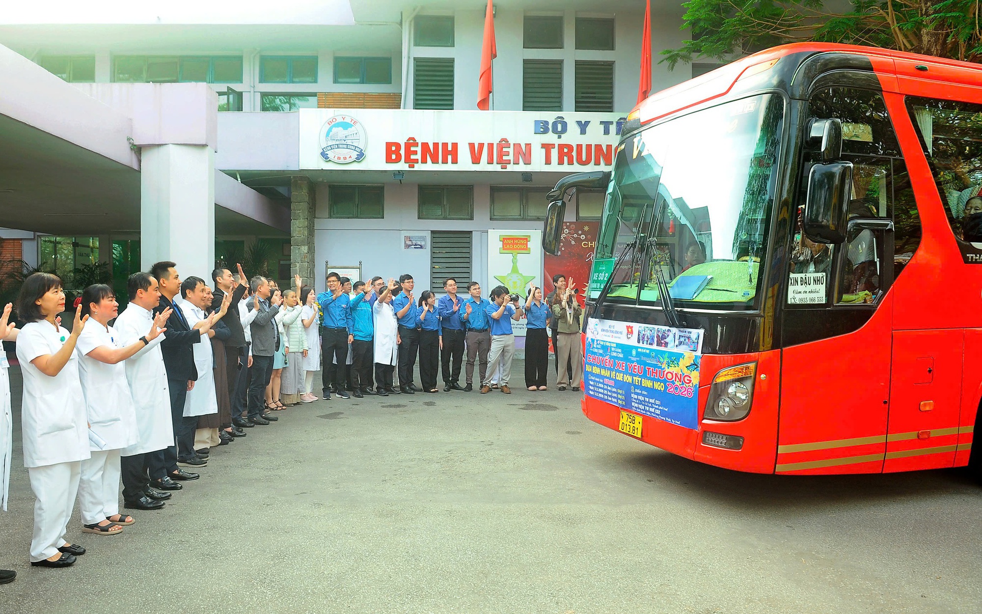 Bệnh viện Trung ương Huế tổ chức 'Chuyến xe yêu thương' đưa bệnh nhân nghèo về quê đón Tết