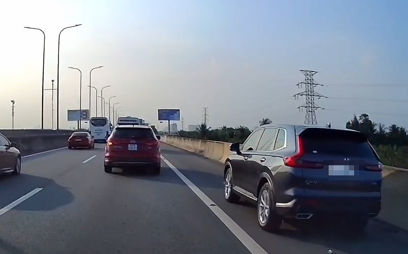 Tài xế ô tô chạy làn khẩn cấp bị cảnh sát giao thông lập biên bản xử phạt