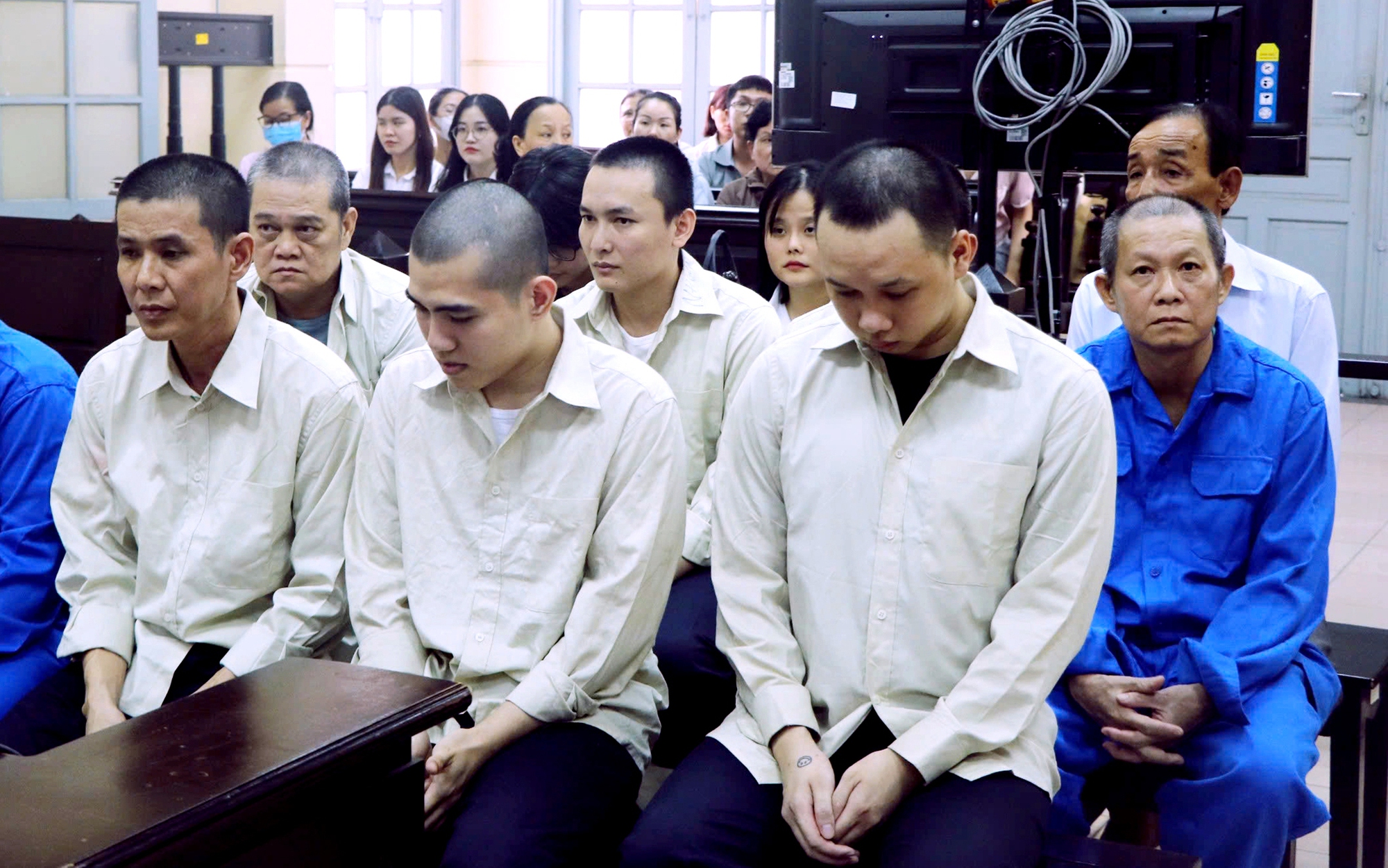 11 Bị Cáo Vụ 'Khiêng Quan Tài Diễu Phố' Nhận Án Tù, Bài Học Về 'Câu Like'