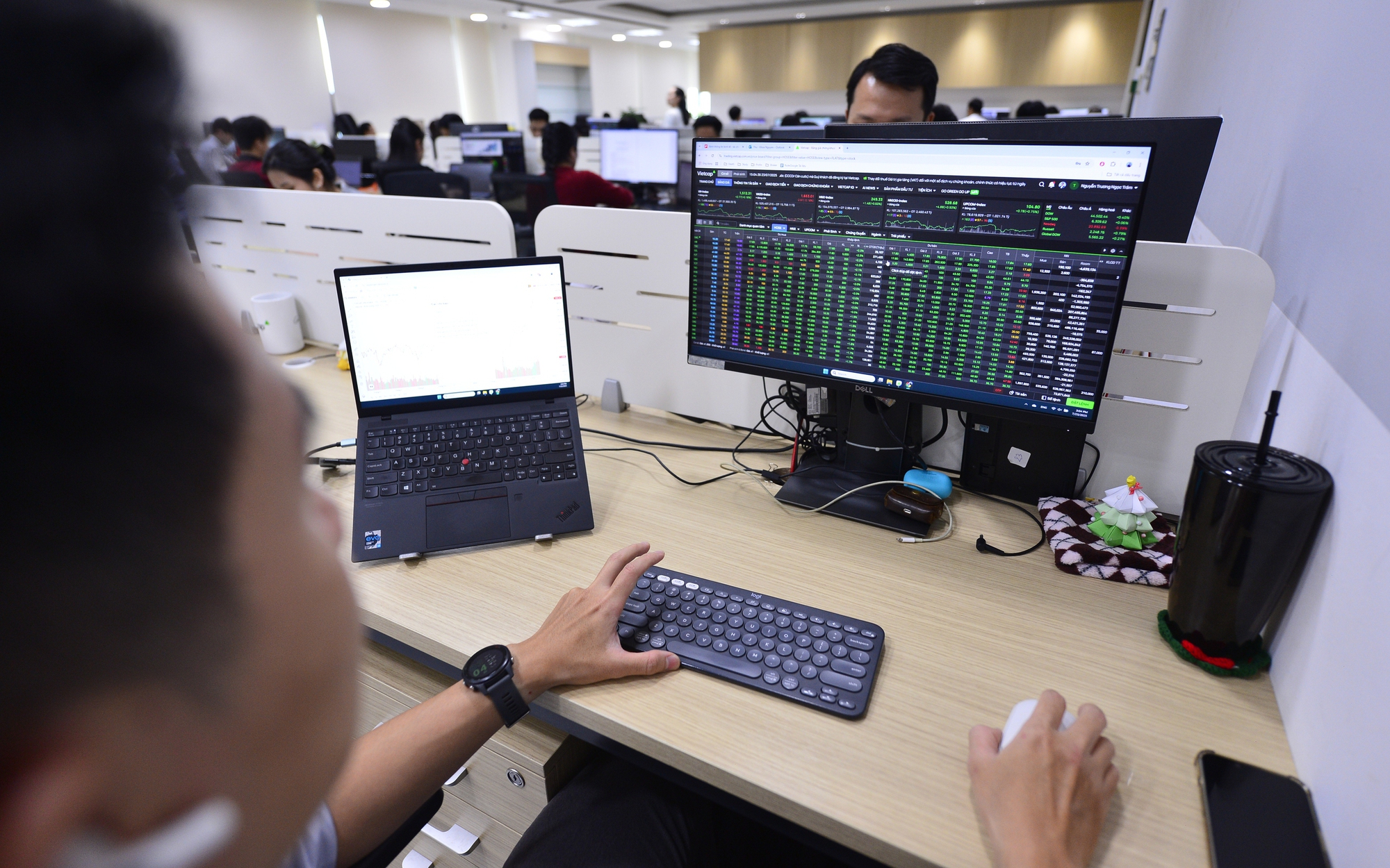 VN-Index Bật Tăng Mạnh, Dòng Tiền Đổ Vào Mạnh Mẽ Trước Tết