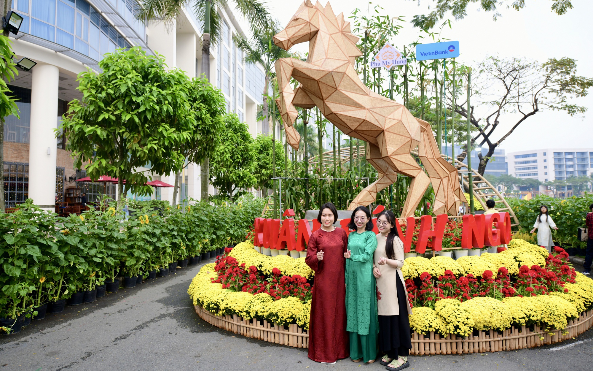 Linh Vật Ngựa 4,5m Bằng Khối Đa Giác Tỏa Sáng Tại Hội Hoa Xuân Phú Mỹ Hưng 2026