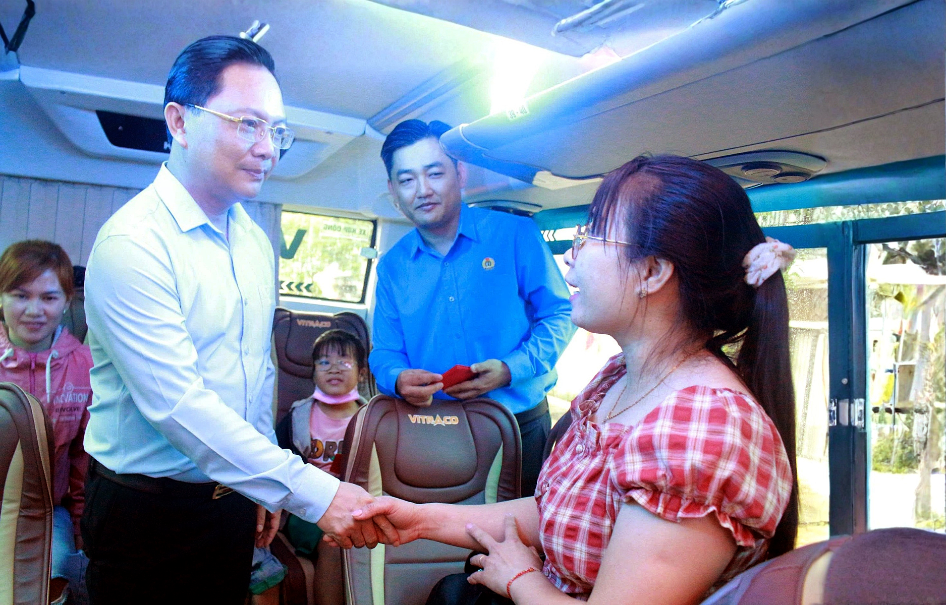 Chuyến xe Tết đoàn viên đưa 500 công nhân khó khăn Đồng Nai về quê - Ảnh 1.