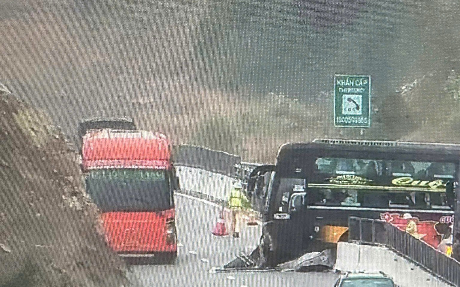 Xe khách lao vào dải phân cách, tê liệt giao thông cao tốc Cam Lâm - Vĩnh Hảo