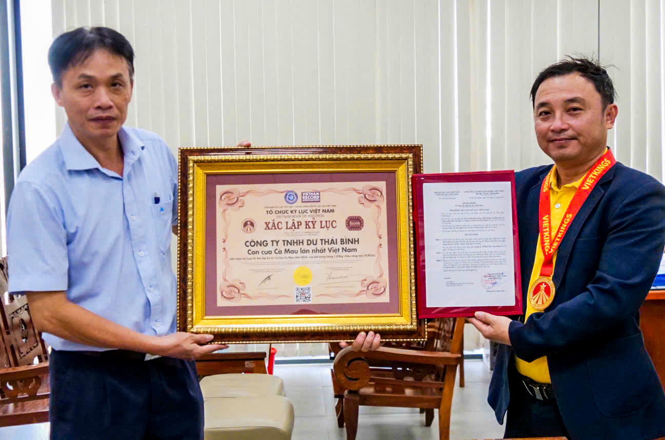 ‘Vua cua’ được trao chứng nhận xác lập kỷ lục cua lớn nhất Việt Nam - Ảnh 1.
