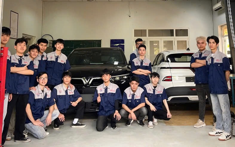 Sinh viên ĐH Duy Tân hào hứng học tập thực tế với xe điện VinFast VF9 và VF6