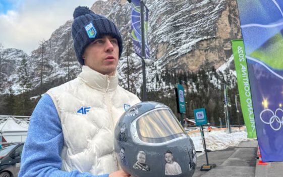 VĐV Ukraine Heraskevych bất chấp lệnh cấm, đeo mũ tưởng niệm tại Olympic 2026