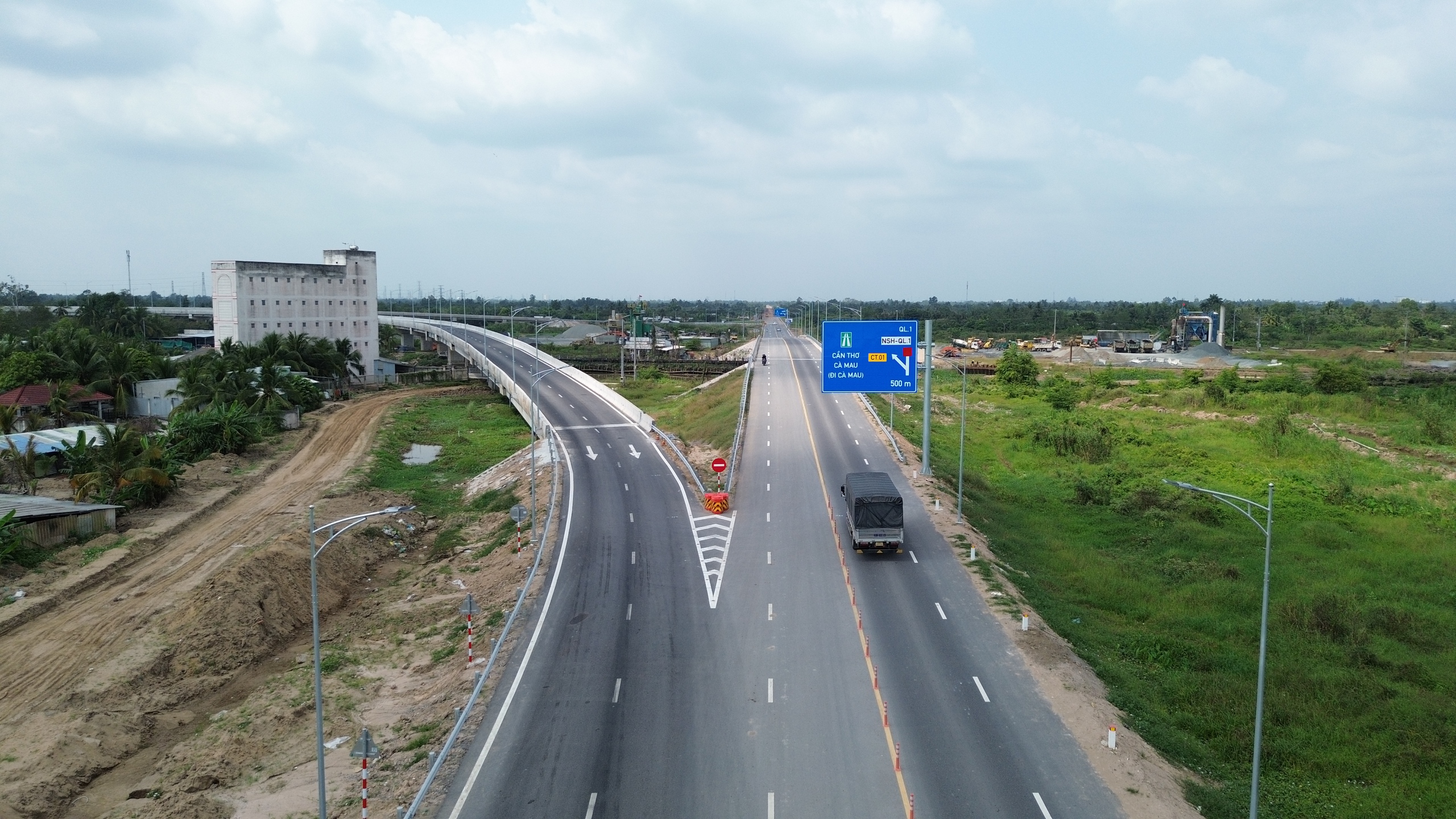 Lên phương án xử lý tình huống kẹt xe trên cao tốc Cần Thơ - Cà Mau - Ảnh 1.