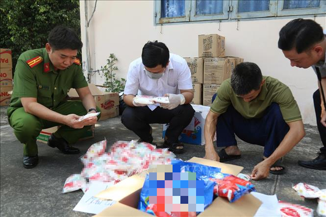 Phá đường dây sản xuất bột ngọt, nước mắm, bột giặt giả  ở TP.HCM - Ảnh 1.