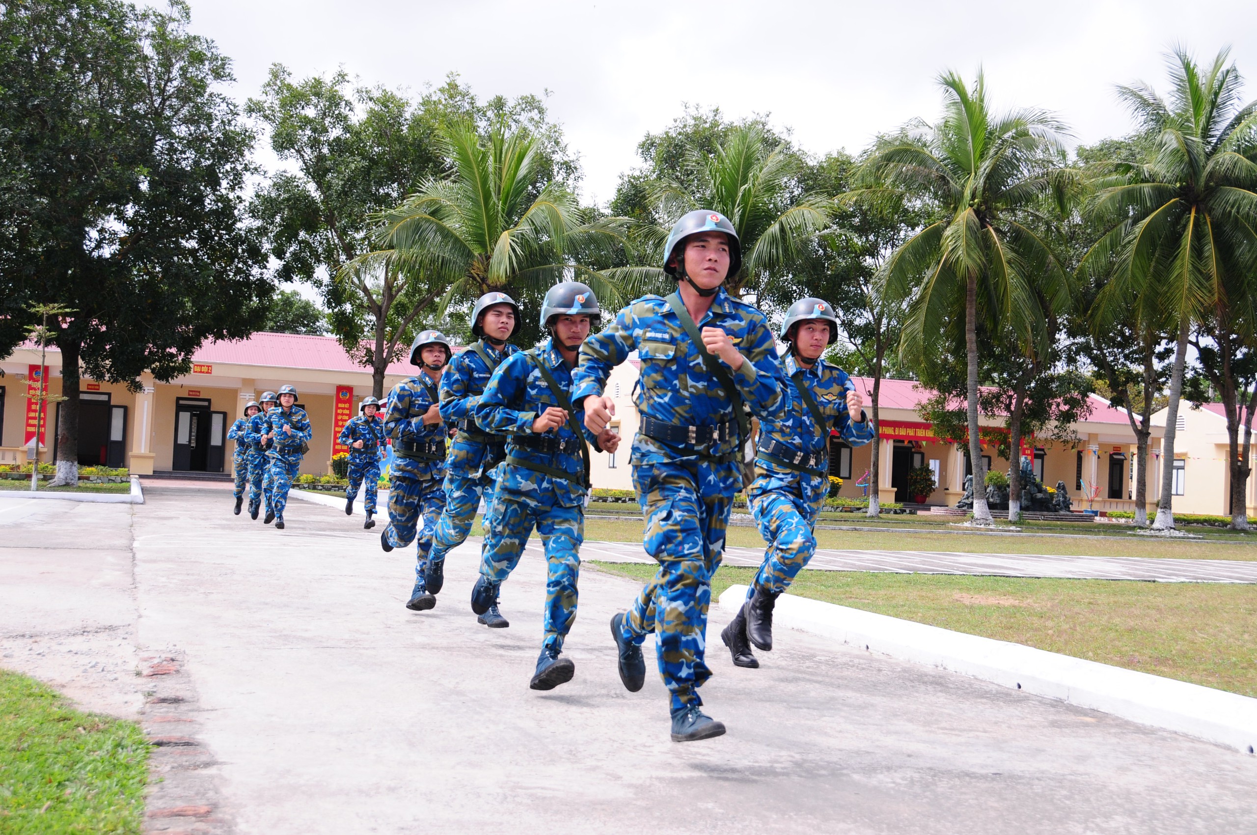 Cận cảnh trận địa tên lửa trực chiến canh trời cận Tết bên bờ biển Đà Nẵng - Ảnh 4.