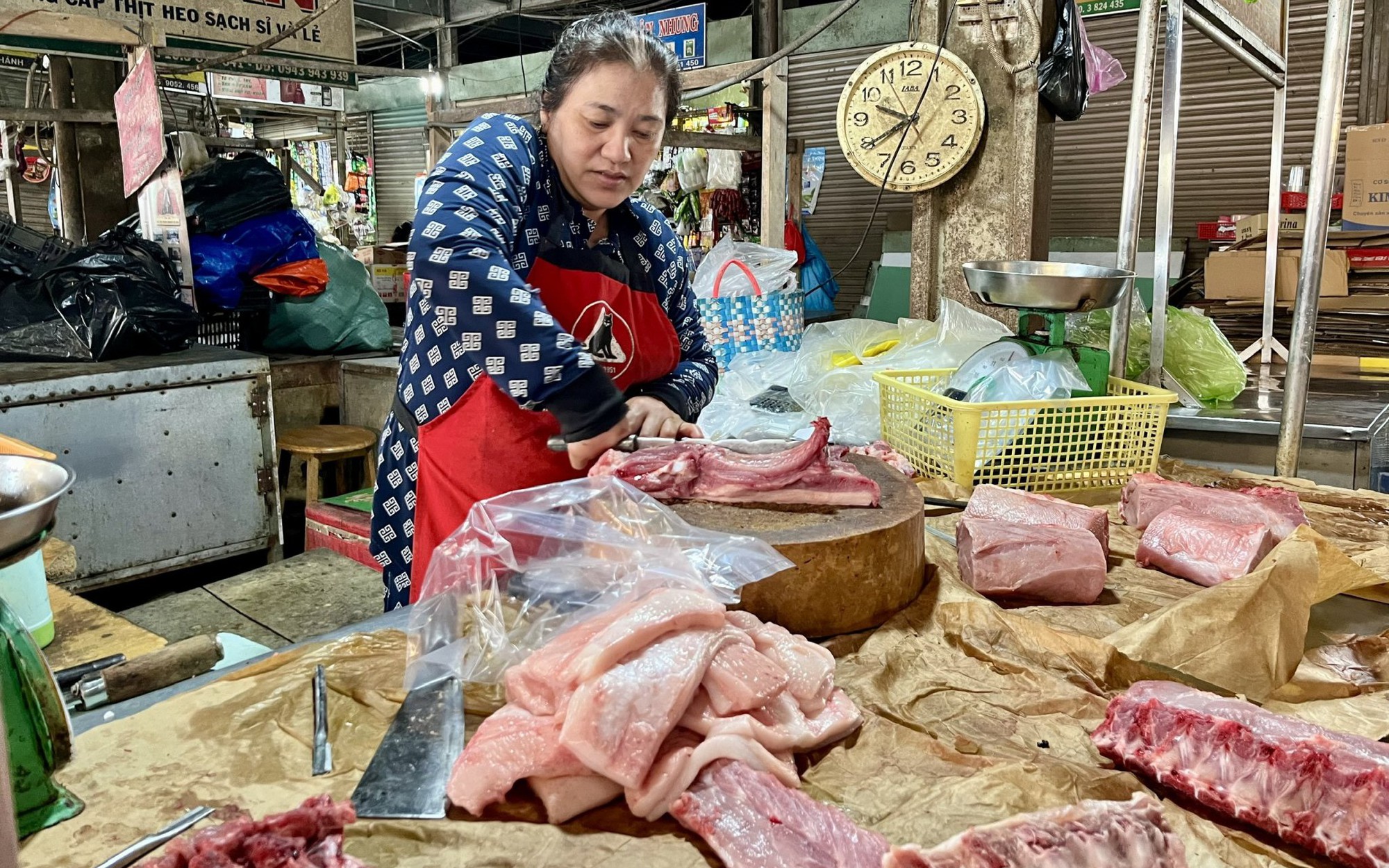 Nhu cầu mua thịt heo và thực phẩm tăng mạnh dịp cận Tết tại Cần Thơ