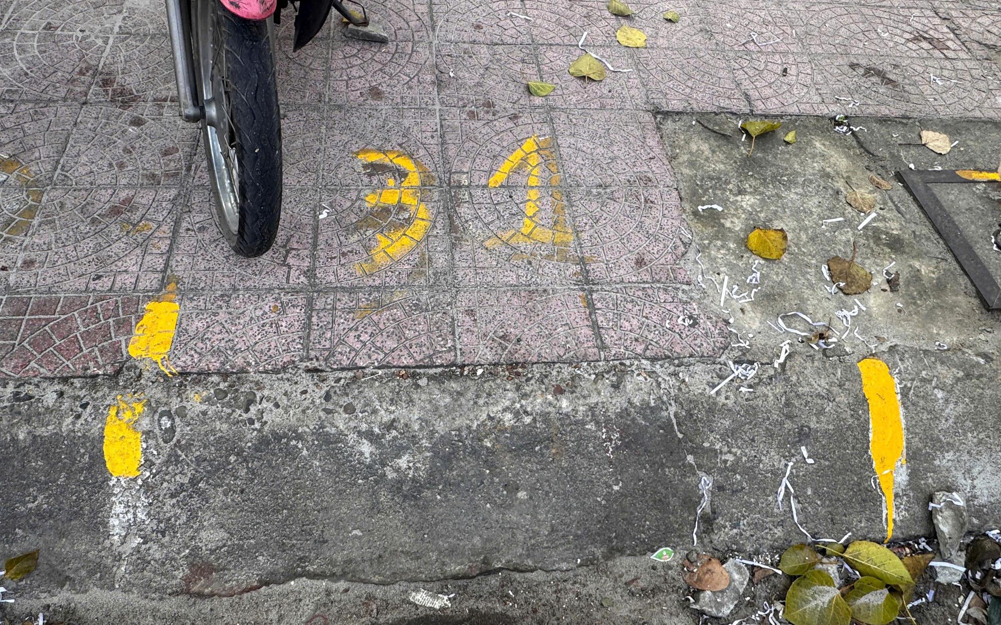 Vỉa hè chợ Đồng Hới bị chia lô, cho thuê 1 triệu đồng/mét dịp giáp Tết