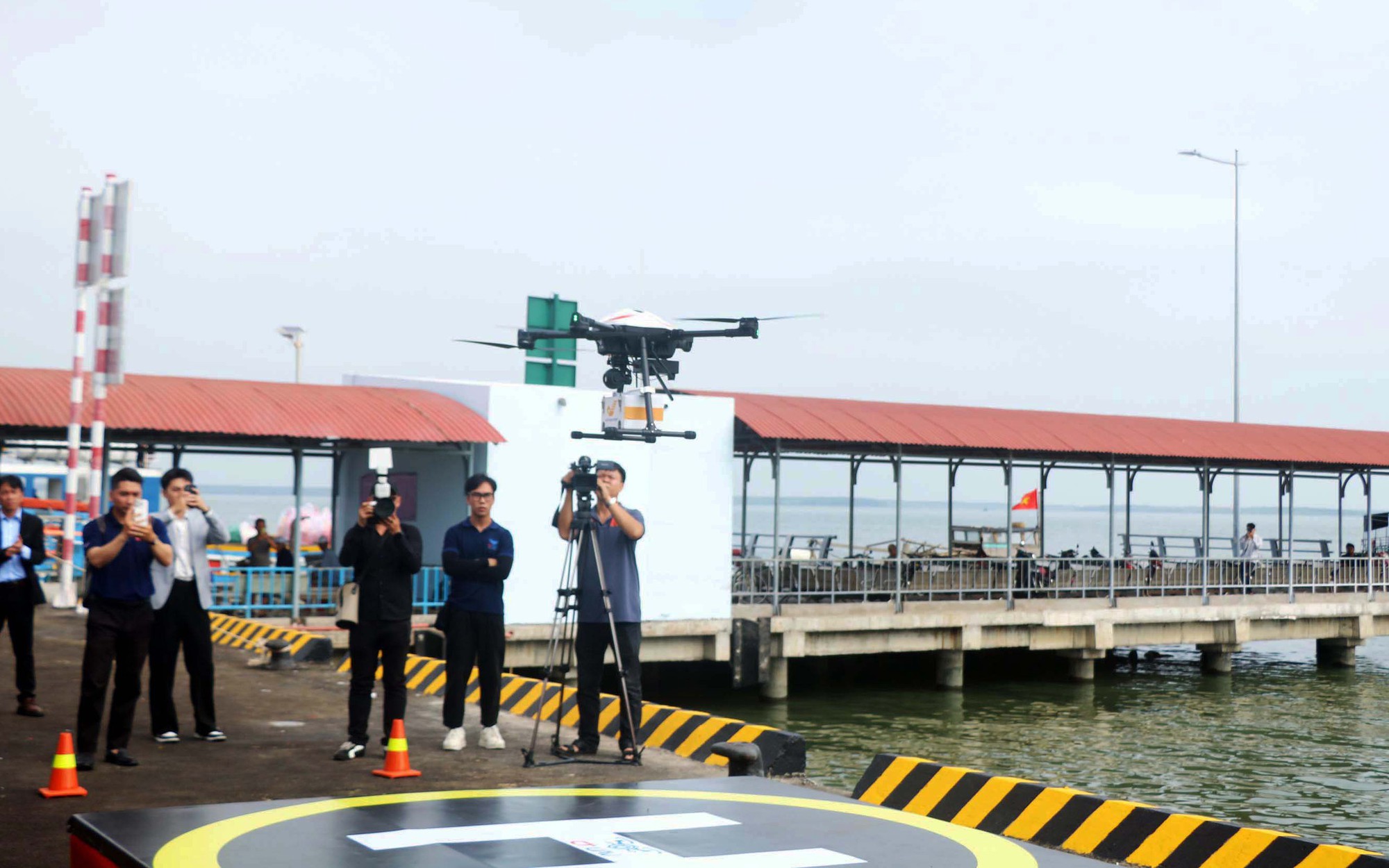 Khai trương tuyến bưu chính UAV xuyên biển đầu tiên tại Việt Nam