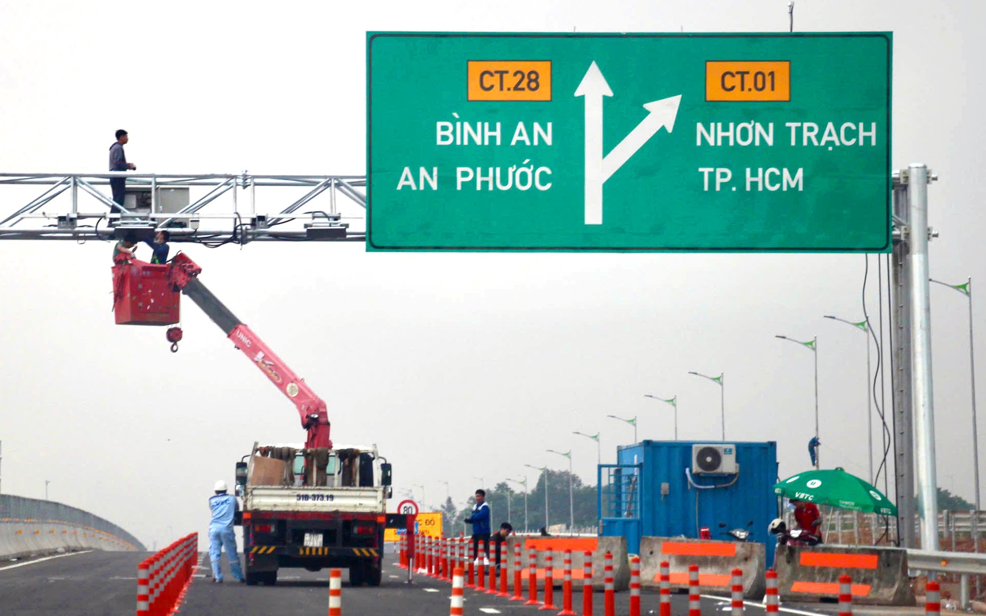 Khẩn trương lắp đặt hệ thống thu phí ETC cho cao tốc Biên Hòa - Vũng Tàu trước Tết 2026