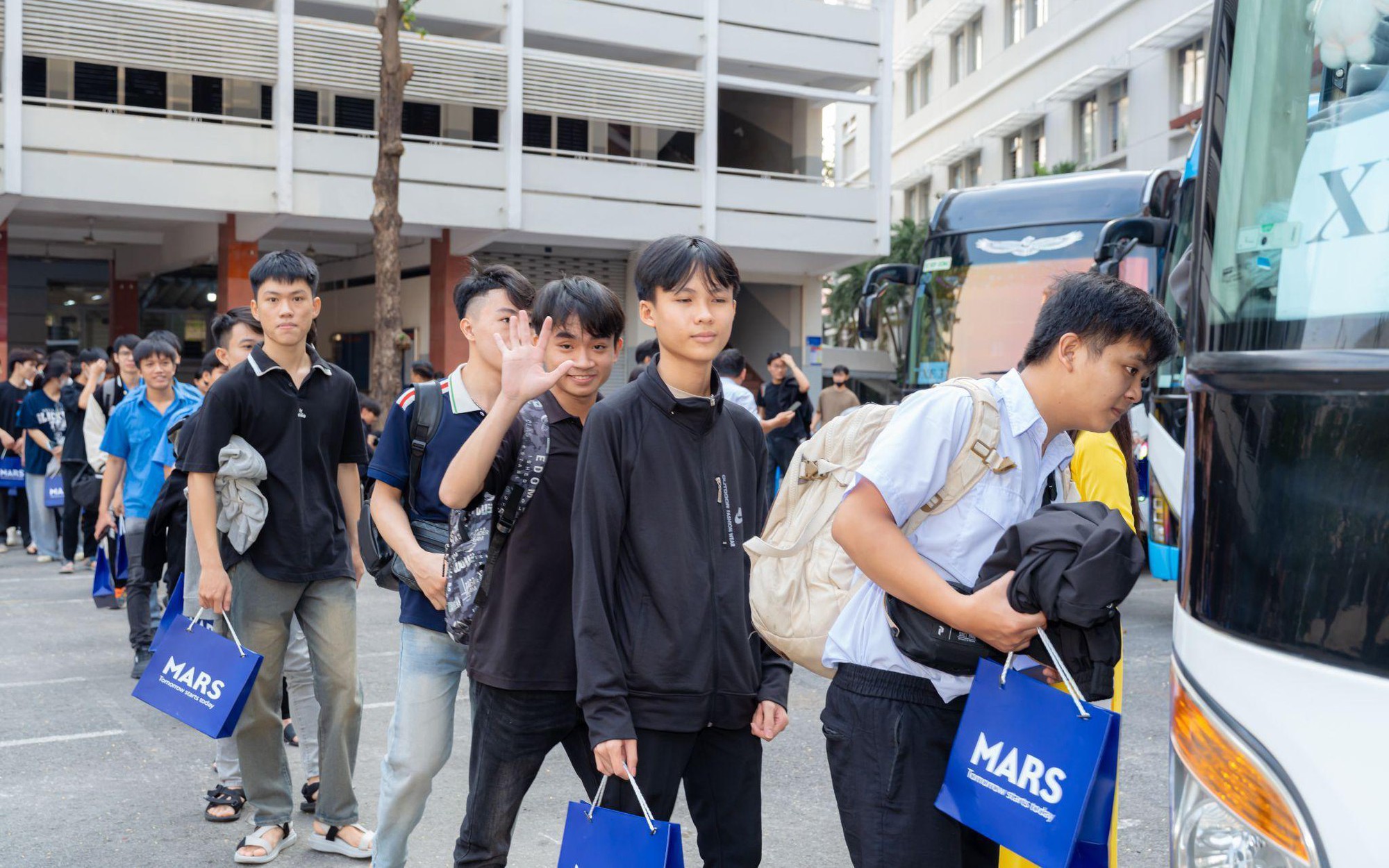 Chuyến Xe Muôn Màu: Hơn 200 Triệu Đồng Và Quà Tết Đưa Sinh Viên Về Nhà Đón Xuân