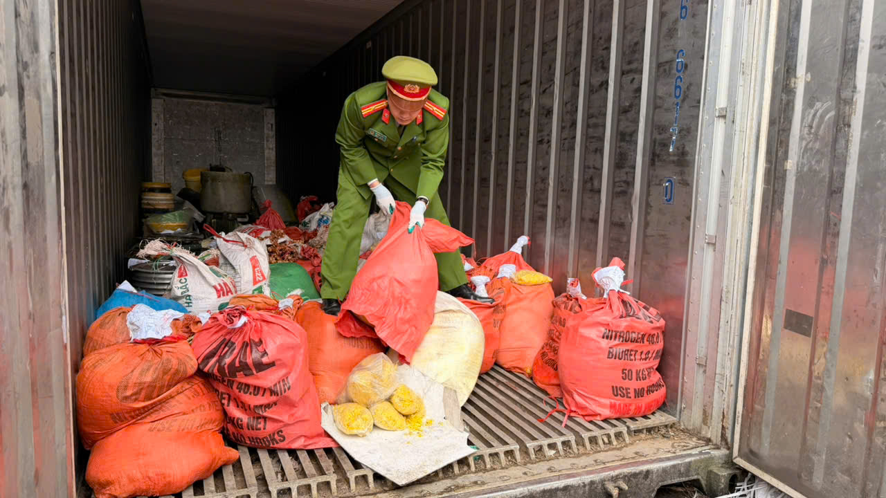 Gần 2 tấn riềng xay trộn chất cấm nguy cơ gây ung thư: Hé Thủ đoạn ra sao? - Ảnh 1. Hàng tấn riềng xay trộn chất gây ung thư: Chủ cơ sở làm riềng 'vàng đẹp, tươi lâu' thế nào? - Ảnh 1.