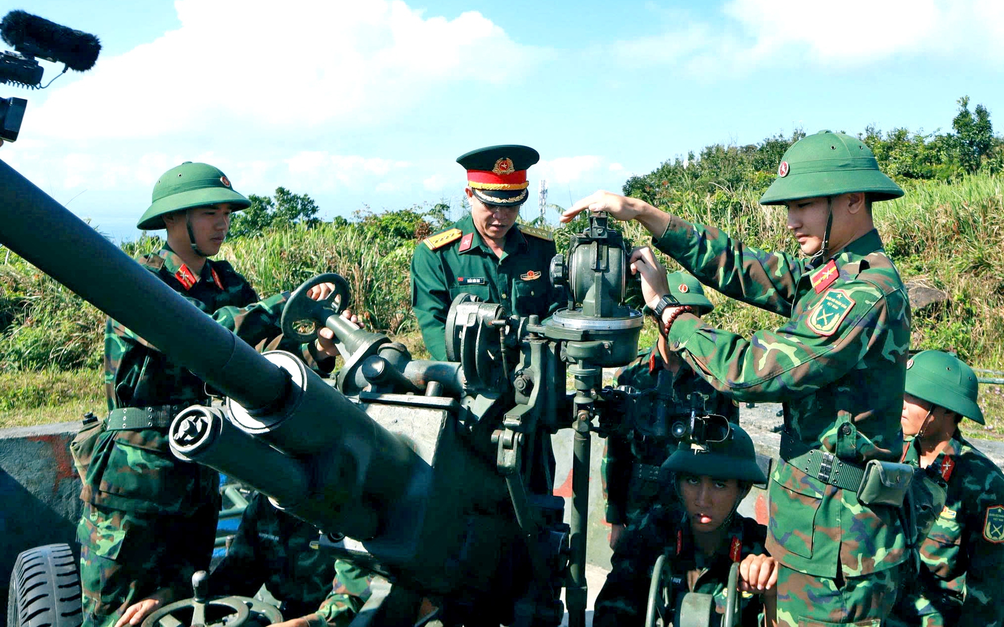 Đại tá Trần Hữu Ích kiểm tra sẵn sàng chiến đấu tại đảo Cù Lao Chàm trong dịp Tết
