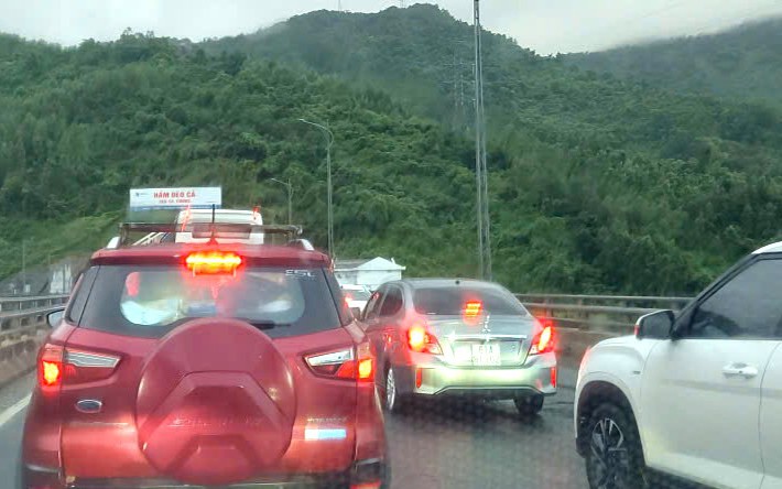 Kẹt xe nghiêm trọng tại hầm Đèo Cả, giao thông hướng Nam - Bắc ùn ứ kéo dài