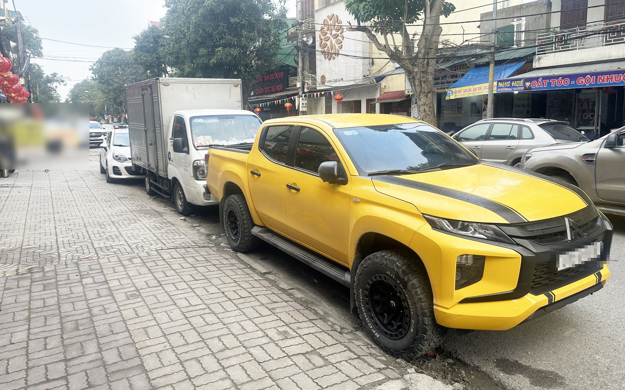 Chủ Cửa Hàng Nghệ An Dùng Hai Xe Ô Tô Khóa Chặt Xe Tải Đỗ Chắn Cửa