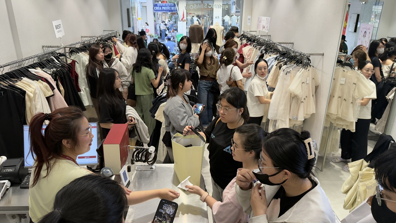 Chen lấn mua áo dài Tết, giá bị đẩy thêm tới 700.000 đồng trên 'chợ đen' - Ảnh 6.