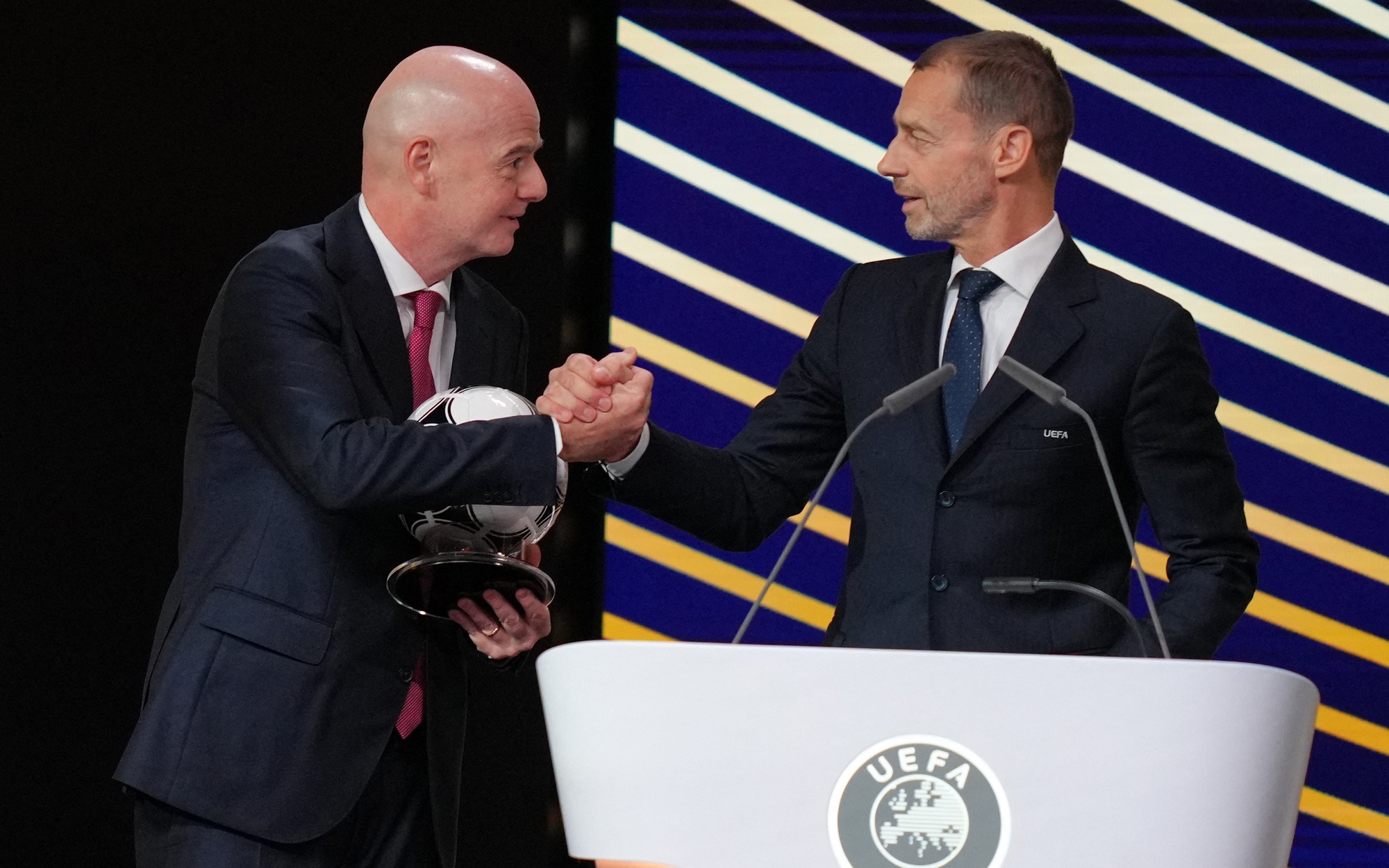 UEFA và FIFA bất đồng về việc đưa bóng đá Nga trở lại đấu trường quốc tế