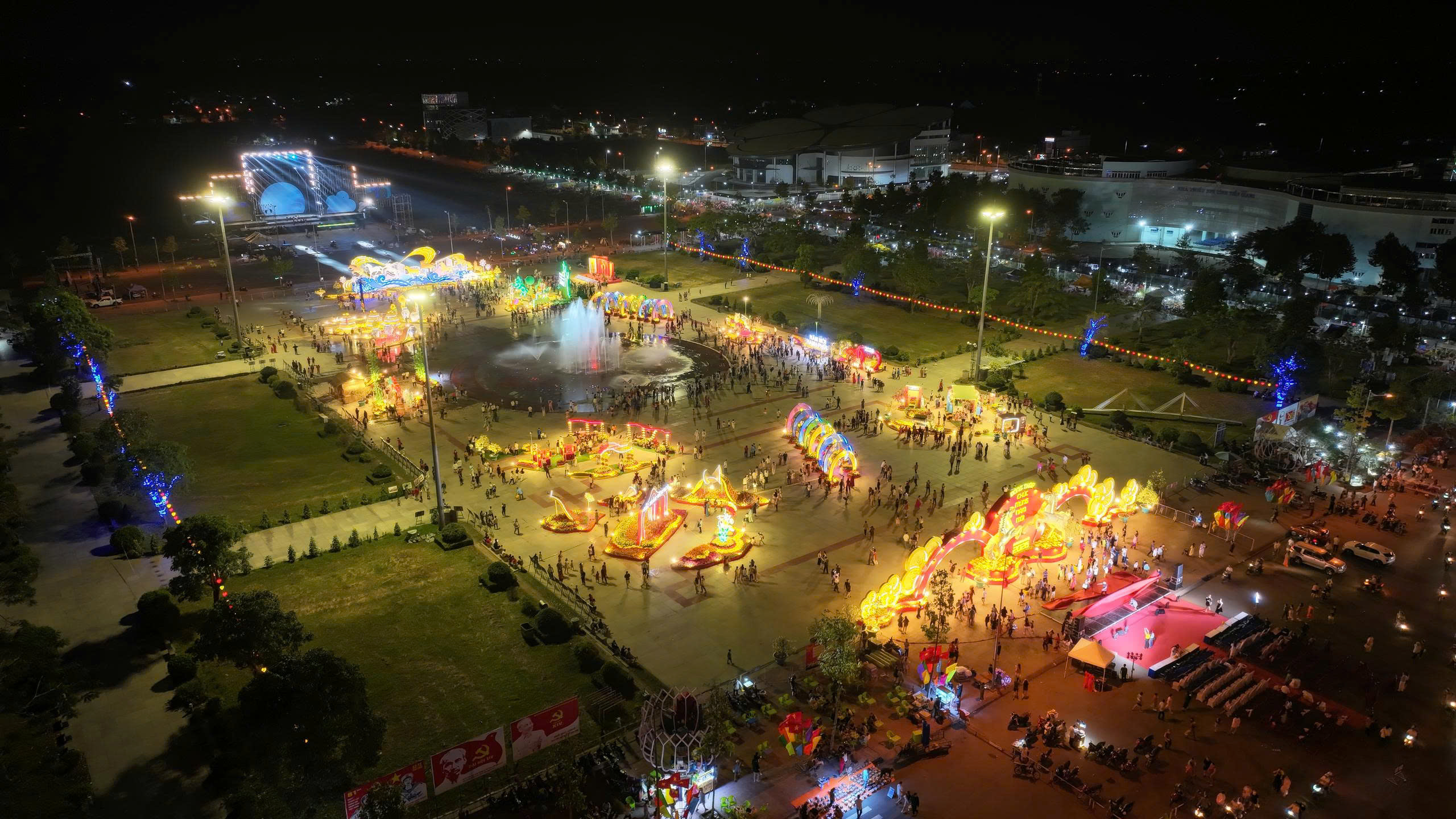 Người dân chen chân xem "đàn ngựa phi nước đại" tại đường hoa tỉnh Đồng Tháp - Ảnh 7.