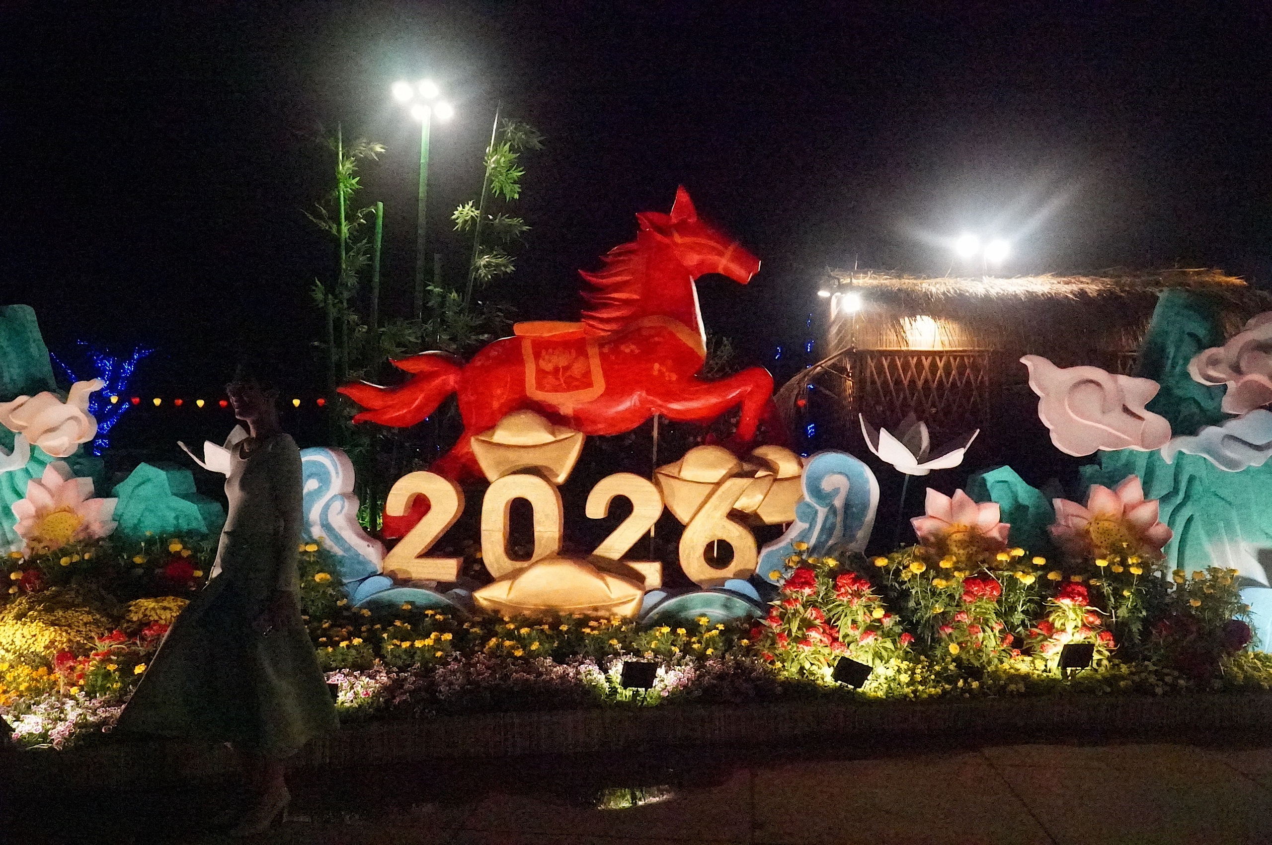 Người dân chen chân xem "đàn ngựa phi nước đại" tại đường hoa tỉnh Đồng Tháp - Ảnh 4.