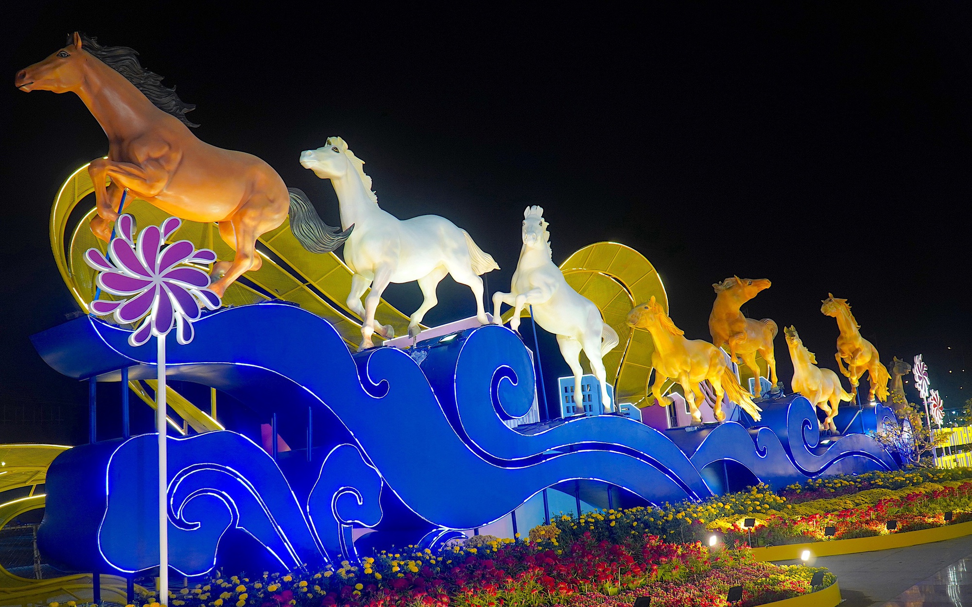 Đường Hoa Xuân Bính Ngọ 2026 Đồng Tháp Khai Mạc Rực Rỡ Với Đàn Ngựa Phi Nước Đại