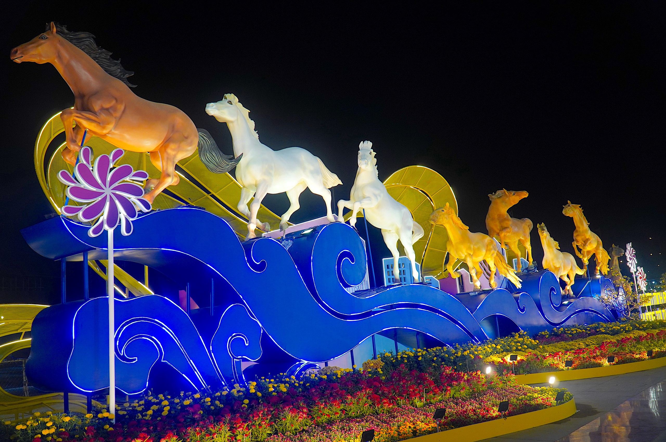 Người dân chen chân xem "đàn ngựa phi nước đại" tại đường hoa tỉnh Đồng Tháp - Ảnh 1.