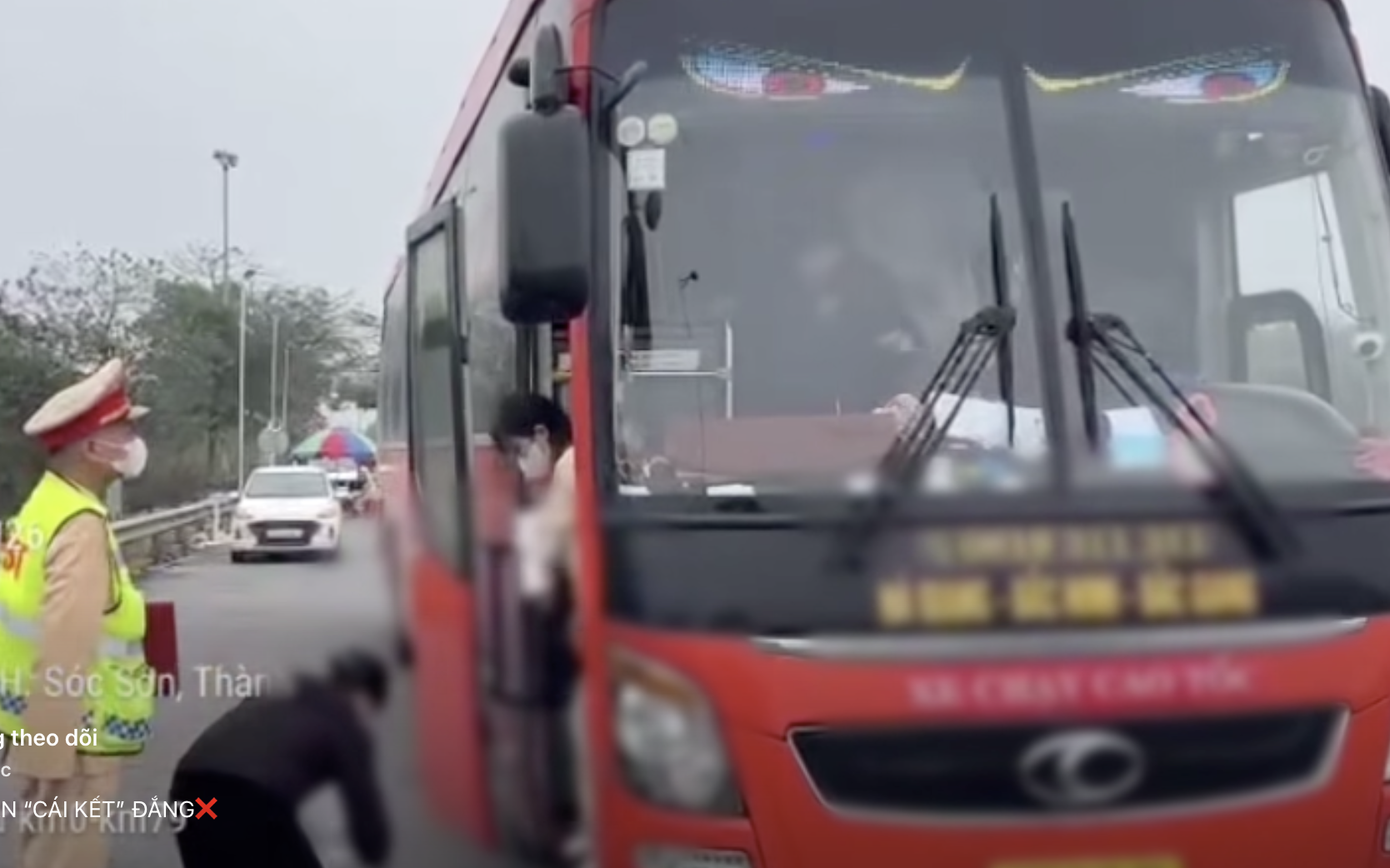 Xe khách 'nhồi' 83 người trên cao tốc, tài xế và chủ xe bị phạt nặng