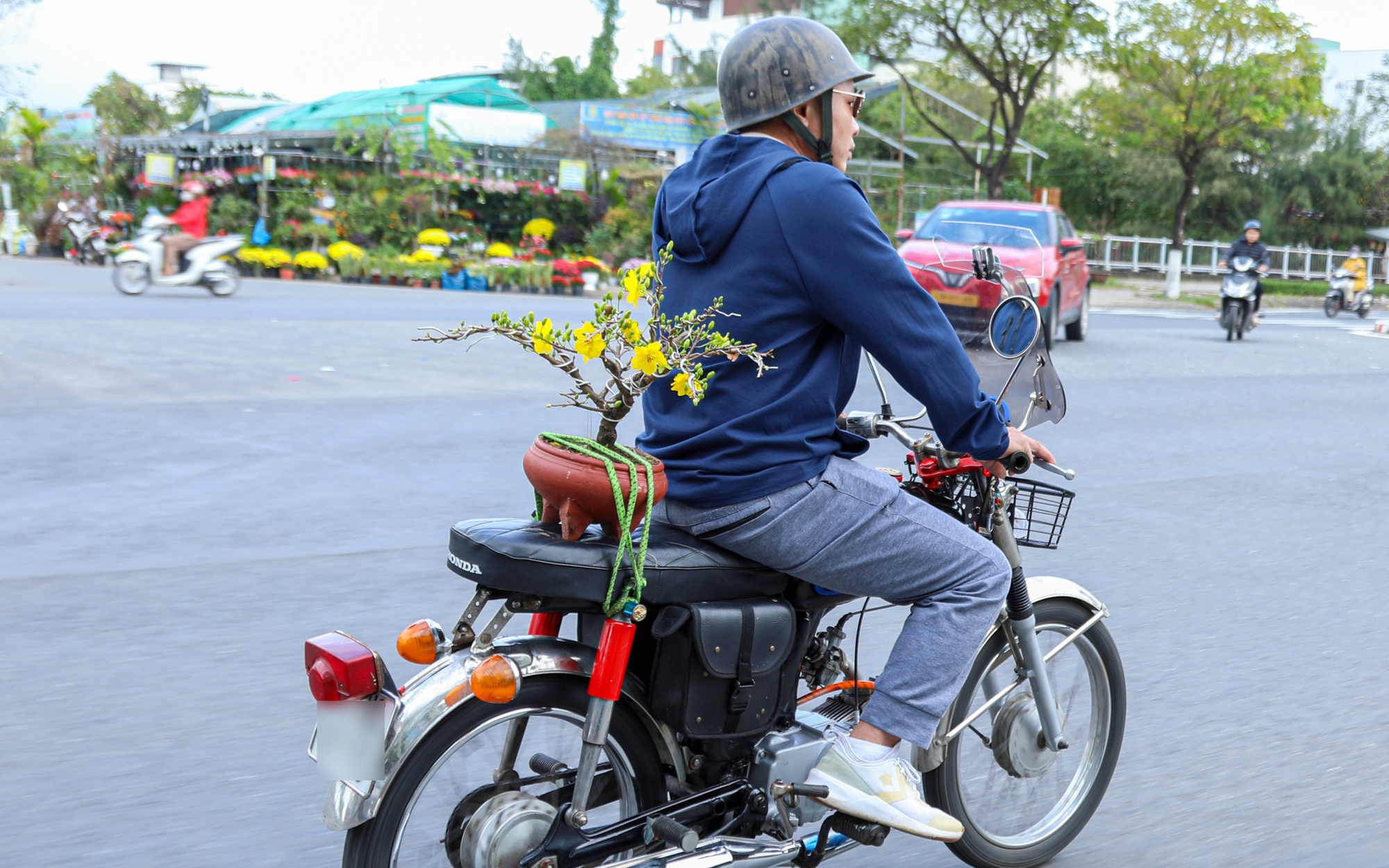 Đà Nẵng Nhộn Nhịp Dịch Vụ Chở Hoa Tết, Lao Động Tự Do Kiếm Tiền Triệu Mỗi Ngày